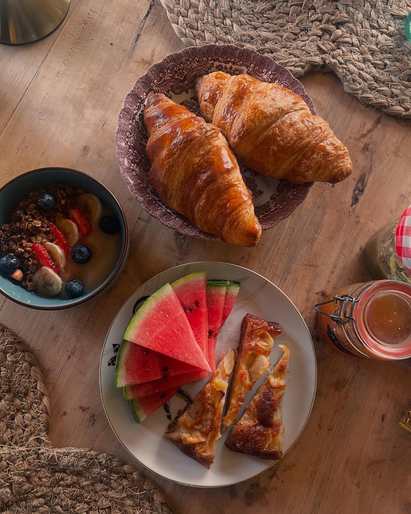Prendre le temps de déguster ce petit déjeuner maison servi avec amour…☀️
#breakfast #bedandbrekfast #chambredhote #normandie #viennoiseries #granola #faitmaison #homemade #matingourmand