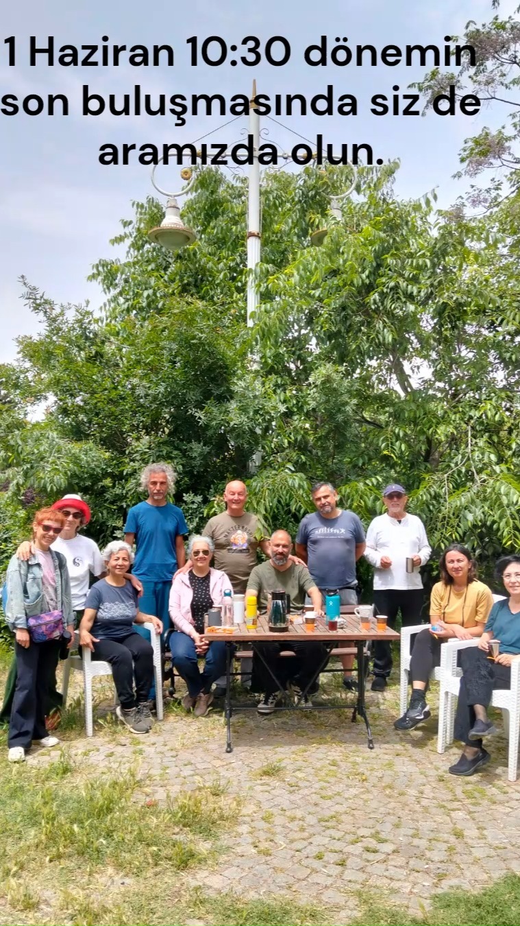 Yine çok hızlı aktı zaman. Türkümüz var ya; "şu dağlar demirdendir, geçen gün ömürdendir"
Ne büyük yanılgı günleri sayarken, ömürden geri düştüğümüzü unutmak.
Herkese sağlık, sevinç, huzur olsun. Ama gökten zembille inmiyor ki bunlar. Doğru yaşamak gerek.
İşte doğru yaşamanın ne olduğunu anlayabilmek ve kendimizi bilir bir kıvama geldiğimizde, bize biraz zaman kalsın sağlıkta şu gezegende kalabildiğimiz sürede. Bunu için Tai Chi Chuan çalışıyoruz.
Haftaya, 1 Haziran Pazar 10:30 sezonun son çalışmasını yapacağız. Sonrasında 21-28 Haziran haftasında 24. yılımızı yaşayacağımız Bademli Tai Chi Buluşmaları, ilk etabı var. Bu buluşmanın katılımcıları şu andan belli. Yani sadece neler yaptığımızdan sizlerin de haberi olsun diye açıklıyorum bunu. Yoksa dışa kapalı.
Ancak haftaya son FB park çalışmamıza buyrun gelin. Herkese açık, tanışmış oluruz. Dilerseniz sonbaharda yeni kuracağımız gruba katılırsınz.
Son iki çalışmadan kesitler ile ortamımızı size sezdirmeye çalıştım bu video ile.
Gelin tanış olalım.
1 Haziran 10:30
FB Parkı-Kadıköy
#taichichuan #yangstilltaichichuan #yangstile #yangchengfu #onlinetaichi #profchengmanching #meditasyon #meditation #healing #healingenergy #bağkurmak # #taichikamp #taichiturkey #taichiizmir #chi #gevşeme #taichi #taichisword #taichiheryerde #taichijian #taichikılıç #farkındalık #meindfullnes #huzur #barış