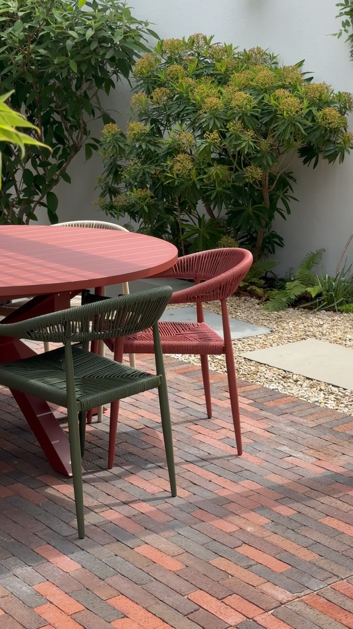 A splash of colour and texture in this outdoor dining setup — we used the Valkiria table and Nadina rope chairs from @sklum.welovedesign_uk to bring a playful yet grounded energy to the terrace.
The rust-red table contrasts beautifully with the soft greens, naturals and terracottas of the chairs, while tying in with the clay-toned brick pavers beneath.
Durable, weather-resistant, and full of personality. 🧡💚🤍