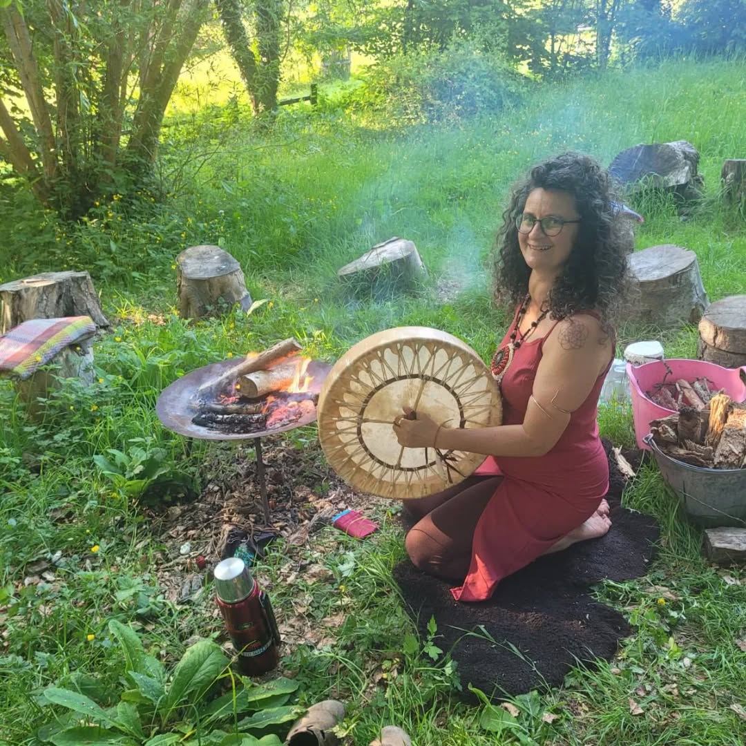 Last sundays drumming circle was a beautifully intimate circle, making space for the inner maiden to be heard and felt. With the holding of mama cacao and hawthorn flowers, the gateway plant for the Maiden.
The May flower is used in beltane to crown the may queen. A heart medicine to combine do beautifully with mama cacao, the master plant of heart healing and abundance.
Next, we work with Rose and the mother.
Link in bio...