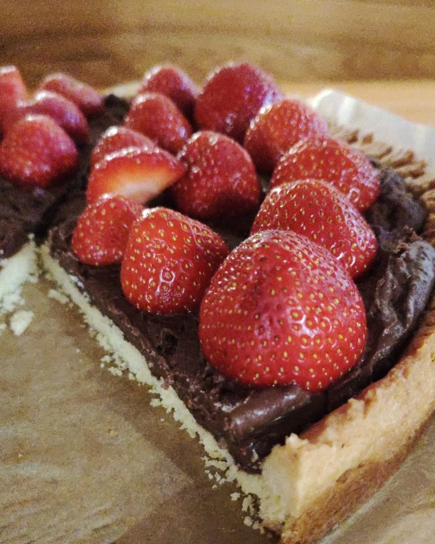 🍓 Erdbeer-Schoko-Kuchen
❤️ Bei uns im café Ton gibt es jedes Wochenende ein wechselndes Angebot hausgebackener Kuchen und besten Barista-Kaffee!
☕ Die Öffnungszeiten & Veranstaltungen für den laufenden Monat findet Ihr
im Highlight "Aktuelles" hier auf Instagram und auf unserer website (link in der Bio).
Wir freuen uns auf euch! ❤️
#caféton #fabrikschleichach #keramikwerkstatt
#kaffeeliebe #kaffee #barista
#kuchenliebe #kuchen