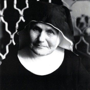 Maria Anna BROCKMANN
BBKL XLIX (2026) in Vorbereitung
Online abrufbar
Autor: Manfred Berger
BROCKMANN, Sr. Maria Anna Dorothea OSB, * 12.7. 1899 in Holzminden an der Weser, † 16.2. 1983 in Eichstätt, Benediktinerin, Graphikerin, Malerin, Illustratorin, Scherenschnittkünstlerin.
https://www.bbkl.de/index.php/frontend/lexicon/B/Br/brockmanndorotheasrma-88877