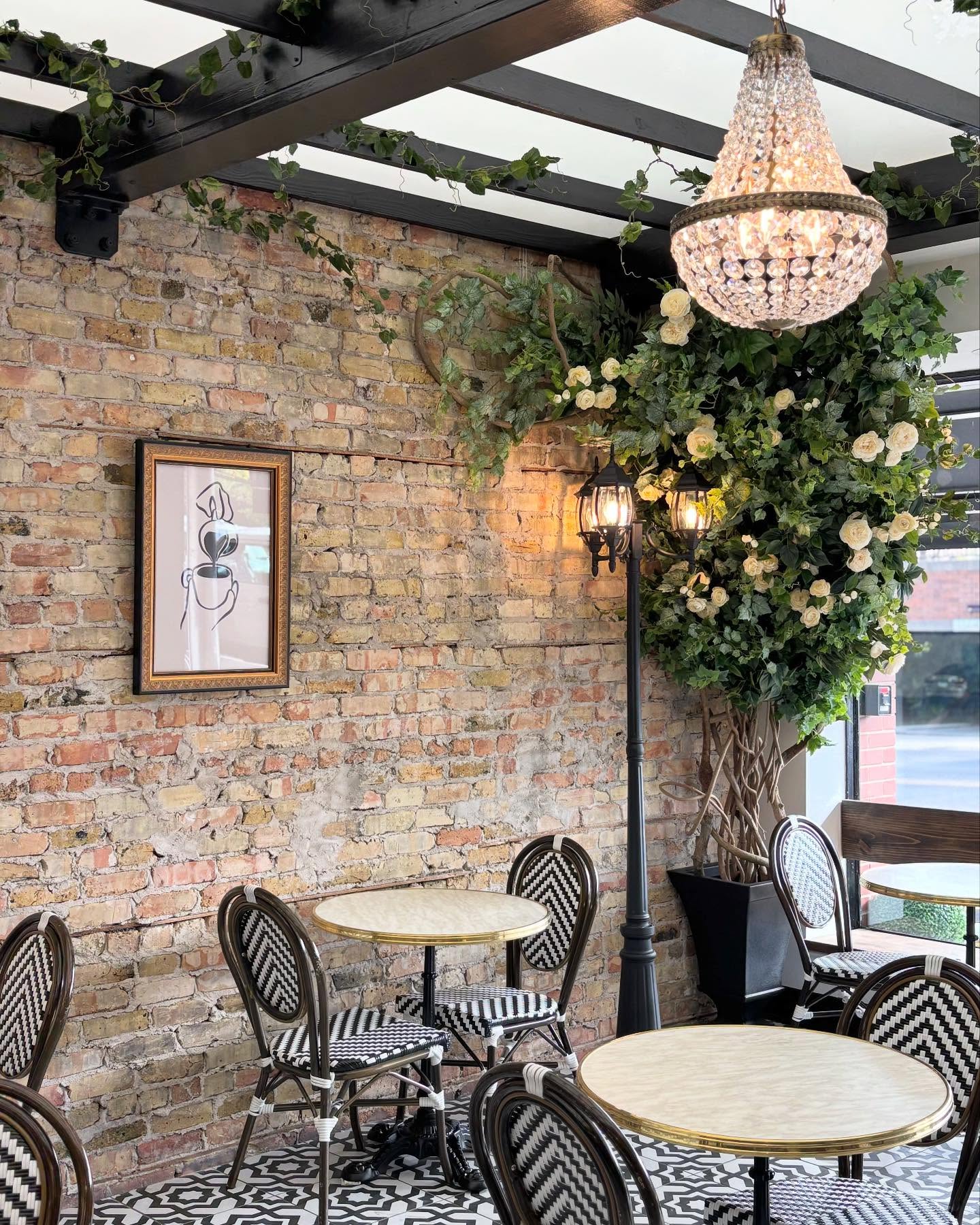 Still swooning over this beautiful space we helped bring to life. Looking to transform your space with floral? We specialize in custom, large scale design.
.
.
.
.
.
.
.
#floraldesign #commercial #cafe #frenchcafe #northshore #highlandpark #retaildesign