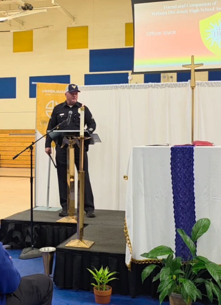 Verbum Dei High School held a special mass during which they recognized outstanding contributors to their community. Due to his consistent dedication and profound impact on the students and faculty, our very own CSPB Officer Joyce recieve the first ever Friends & Companions of Verbum Dei HS Award. Officer Joyce shared an important message of perseverance with the crowd and recognized the team of young individuals in attendance who help to make Nicks Kids a shining success. ✨️⚽️