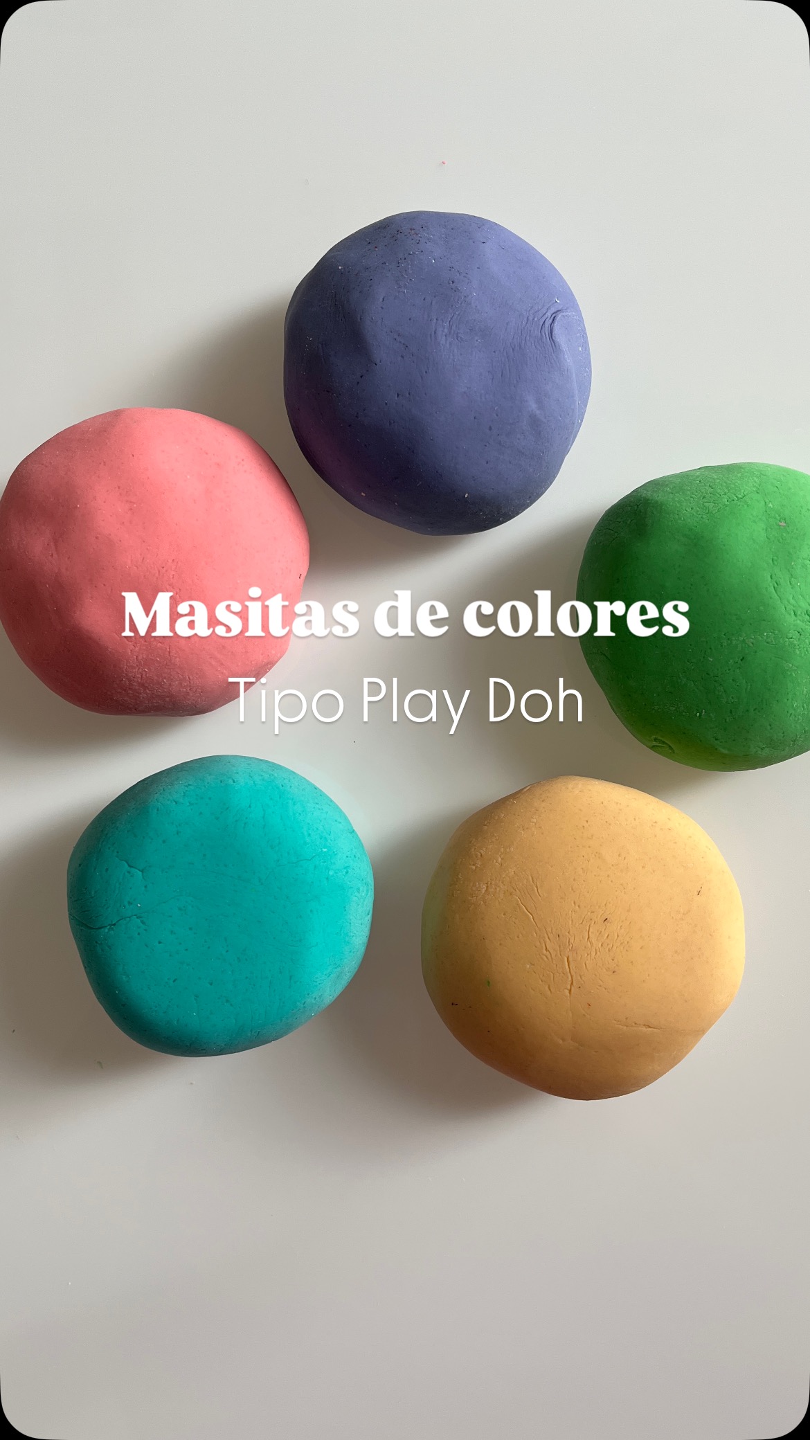 Masitas tipo Play Doh
.
Se secaron tus play doh? acá te dejamos nuestra receta favorita para no comprar y hacerlas en casa
.
🥣 1 taza o 250g de harina
1/2 taza de sal
1 Cu de cremor tártaro (es importante para la consistencia suave y la consiguen en Amazon)
.
150ml agua caliente
1 cu de aceite vegeal
Colorante vegetal (depende de la presentación que uses el agua tiene que estar muy saturada de color)
.
Extra tip
Si queda muy pegajosa después de amasar unos 30seg agrega harina a la superficie
.
#mesasensorial #toddlerplay #kidsart #kidsactıvıtıes #matandpad #kidscraft