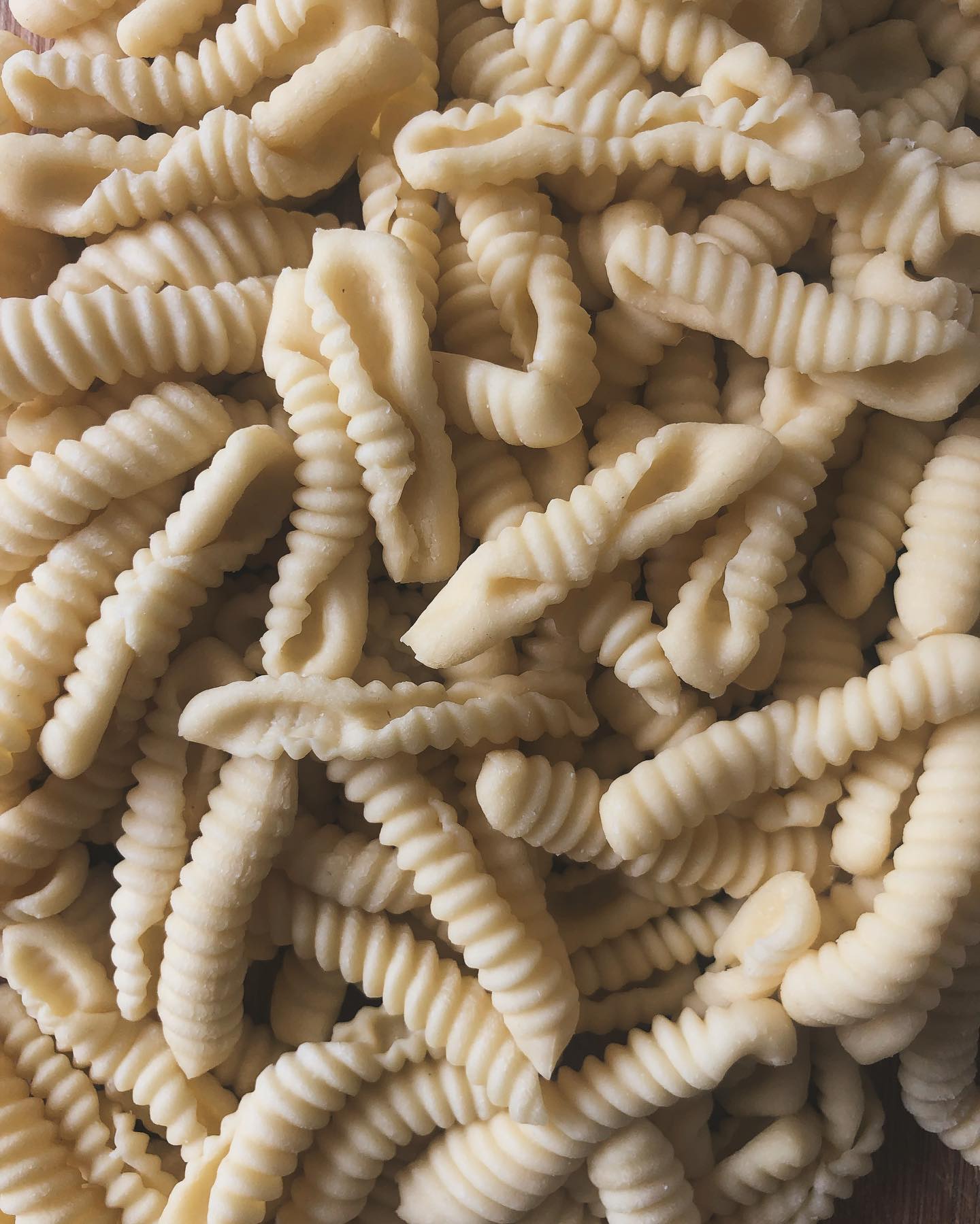 You know what’s fun? Shaping capunti on gnocchi board for extra ridges on the outside (and yes, more sauce will stick to them! Just gonna leave this here…
•
•
•
•
•
#freshpasta #pastafresca #homemadepasta #pastalovers #foodie #eattheworld #foodforthesoul #goodmoodfood #pastalover #feedfeed #italiancooking #onmytable #girlswithgluten #chosepasta #foryoupage #explore #workshop #pastatools #italiantools #brasspastatools #madeinitaly
