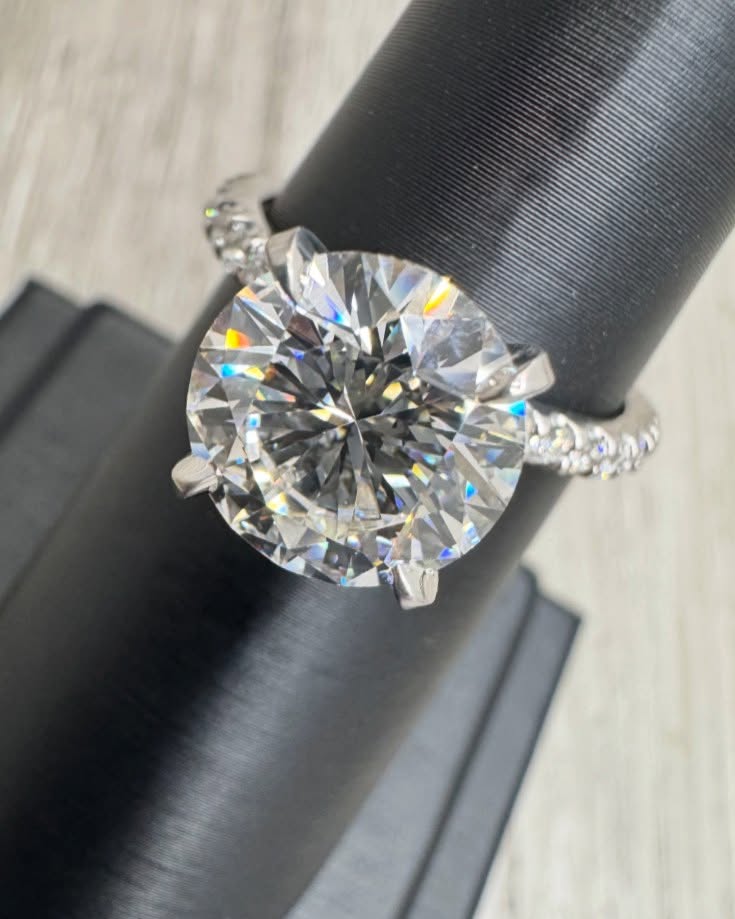 Exceptional brilliance. Timeless design. Featuring a 3.59 carat round brilliant diamond, this ring is crafted for those who appreciate the rare and remarkable. A statement of elegance, elevated by a diamond-accented band.
#LuxuryJewelry #HighJewelry #DiamondRing #TimelessElegance #359Carats #FineJewelry #BespokeDesign