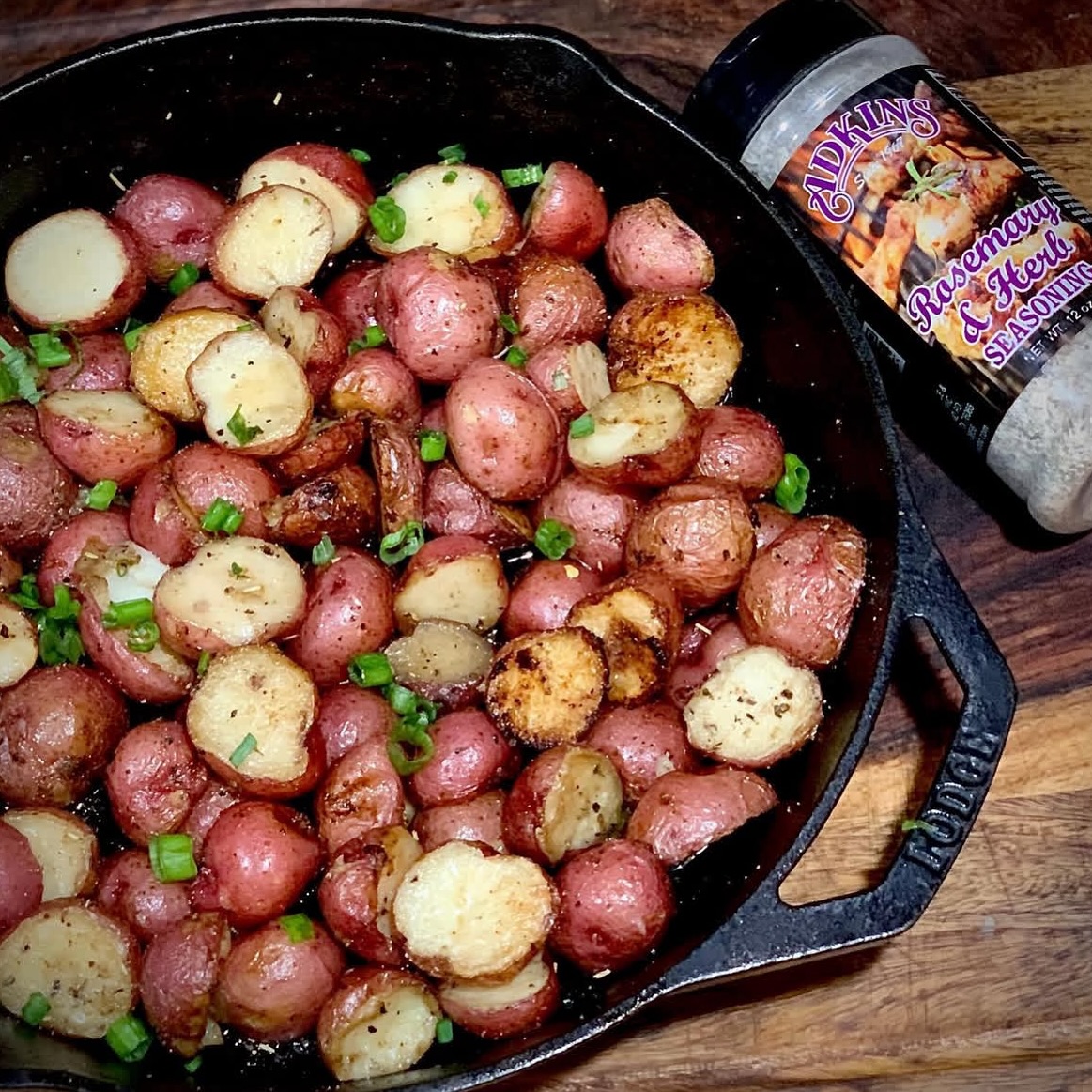 These skillet-roasted potatoes, sprinkled with Adkins Rosemary & Herb Seasoning, are pure perfection.
What dish do you love making with Adkins Rosemary & Herb?
📸 @daddys_que_n_brew
#adkinsbbq #rosemary #potatorecipes #glutenfree