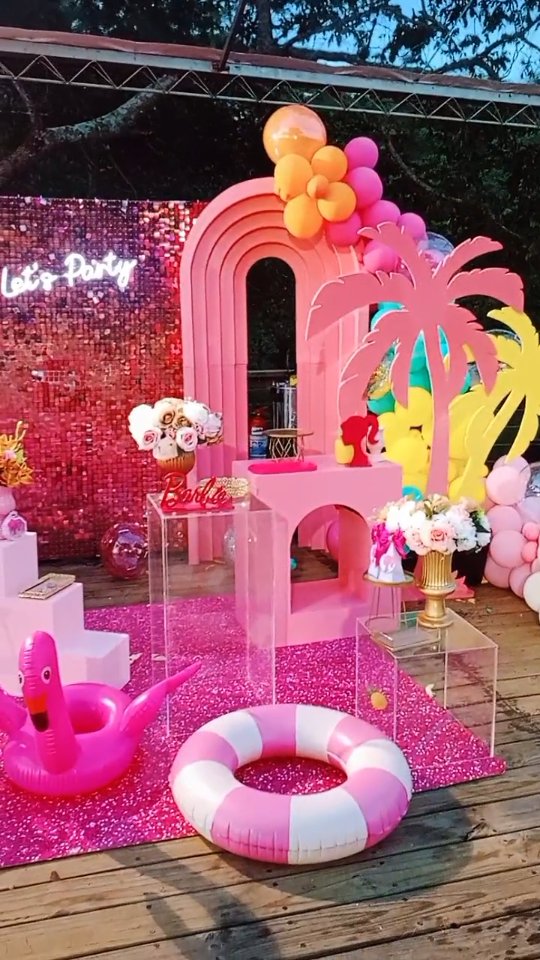 Lagoon Beach Club foi o local da festa de aniversária da Nádia Santos esposa do ex Jogador da seleção Brasileira Leandro Damião.
Nossa equipe de Bartenders teve a honra de poder participar e servir a todos os familiares e amigos presentes neste lindo evento.
Equipe House Bartender - 16 Anos de História.