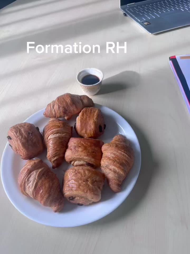 🎬 Immersion dans ma dernière journée de formation RH à la COR
Un cadre atypique, une belle énergie d’équipe, et des échanges riches autour des fondamentaux RH.
📍Lieu : la COR – Coopérative des Ouvriers du Port de La Réunion
💼 Thème du jour : rémunération, dialogue social, qualité de vie au travail…
🚢 Et en toile de fond : grues, conteneurs, et tout un univers portuaire impressionnant.
Merci au groupe pour son implication et à la COR pour son accueil chaleureux 🙏
Former dans des environnements aussi concrets et engagés donne encore plus de sens à l’accompagnement RH.
🔗 www.valerievitry.re
#formation #coachingprofessionnel #valerievitry #bilandecompetences #formationentreprise #ordia #coachcertifie