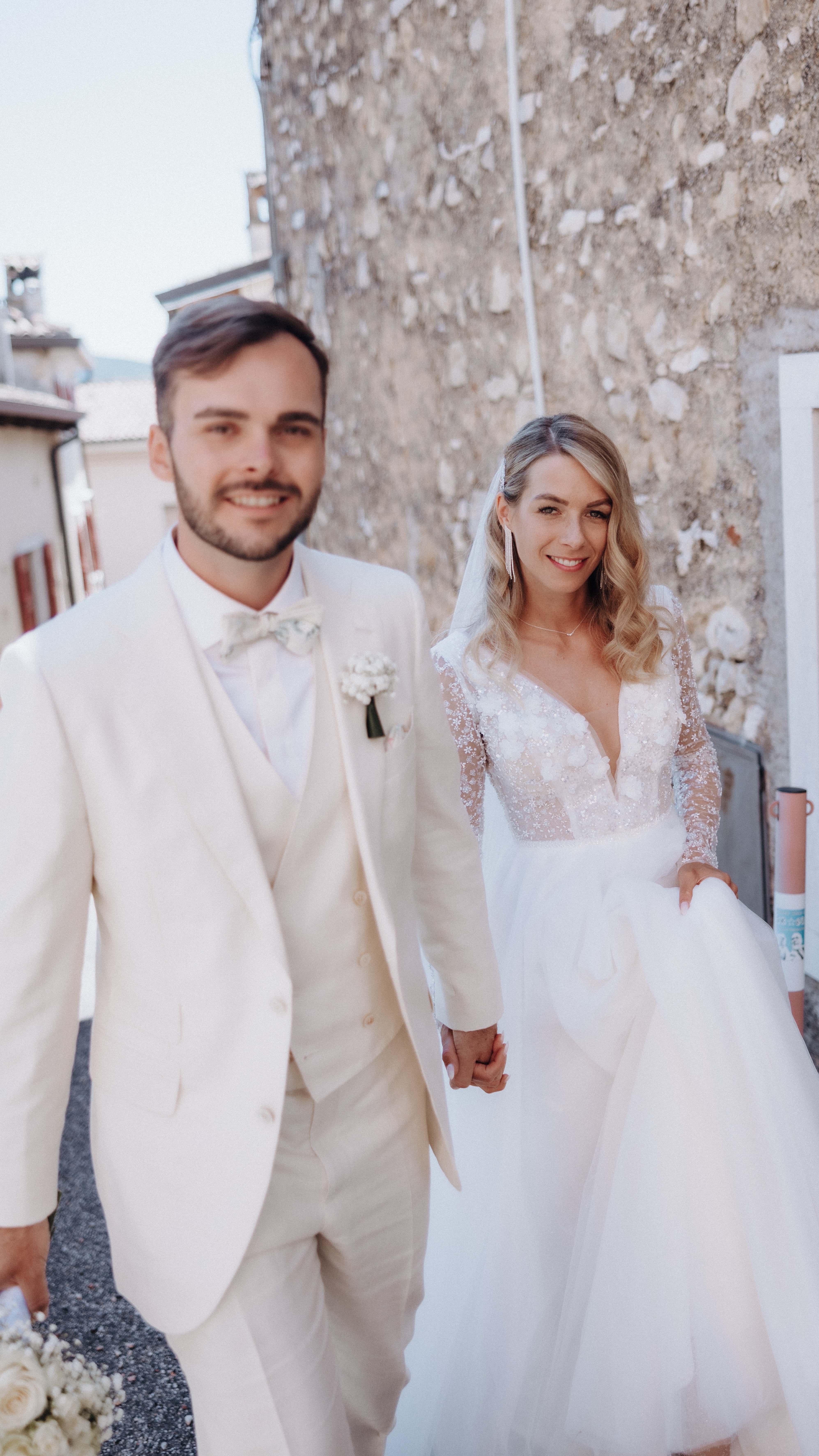 Happy 1st Anniversary, ihr zwei!
Heute vor einem Jahr habt ihr in der Villa Cariola am Gardasee geheiratet – und ich erinnere mich so gut an diese besondere Stimmung.
Von den ersten Momenten beim Getting Ready bis tief in die Nacht war da eine ganz eigene Energie. So viele echte Augenblicke: das Lachen eurer Gäste, berührende Reden, leise Tränen, wilde Tanzschritte und dieser Blick zwischen euch beiden – immer wieder.
An solchen Tagen bin ich ständig auf der Suche: nach kleinen Gesten, Lichtstimmungen, echten Emotionen. Alles, was diesen Tag zu eurem Tag gemacht hat, seht ihr in diesem Reel – festgehalten in Bildern, die mehr erzählen als Worte.
Danke, dass ich das für euch festhalten durfte. Auf euch – und auf viele weitere gemeinsame Jahre!
#anniversarylove #villaCariola #gardaseewedding #hochzeitamgardasee #italienhochzeit #weddingmemories #editorialwedding #luxuryweddingphotographer #hochzeitsfotografin #hochzeitsfotografgardasee #italienliebe #destinationweddingphotographer #authenticmoments #fineartwedding #timelessweddingphotos #weddingemotions #echteliebe #italyweddingphotographer #weddingphotographyitaly #elopementphotographer #emotionalphotography #hochzeitstag #weddingvibes #luxushochzeit