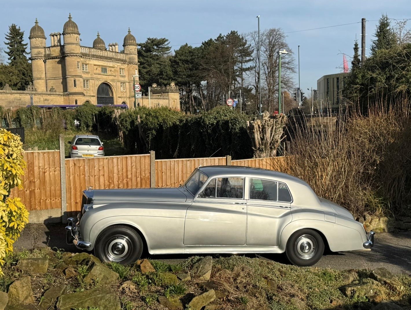 Back home! Our silver Bentley S1 320 AVO on the drive at 6 Hillside!
Our Bentleys lived there for nearly 50 years … a busy place to be on a Saturday morning with cars being washed, confetti being swept out and ribbons tied on!
Let’s try and find some more 6 Hillside drive photo’s through the ages!
#lentonlimousines
#lentontimes