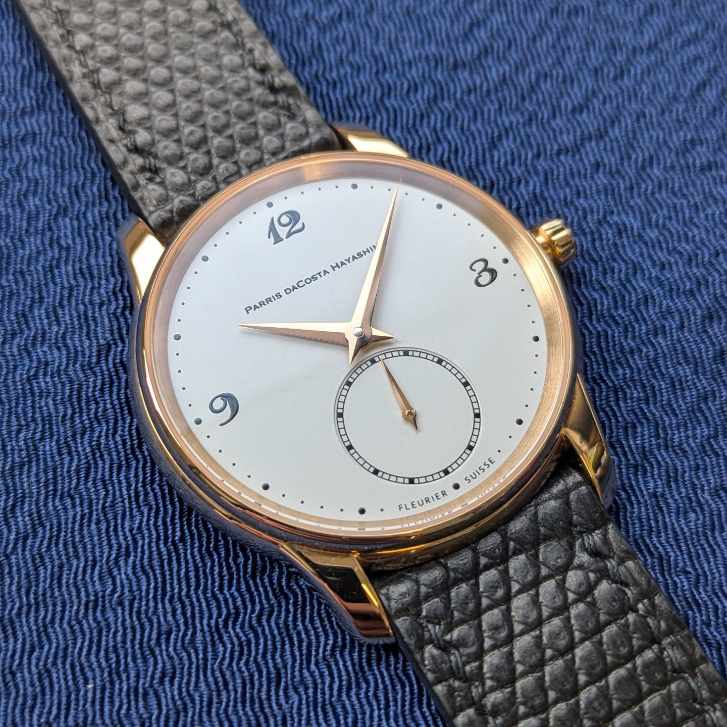 Rose gold Kagamimochi on a black lizard strap.
#lafabriquedutemps
#vauchermanufacture
#metalem
#parrisdacostahayashima