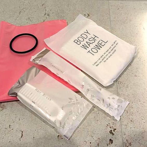 ✨ 女性用アメニティセット ✨
Hostel Osakaでは、快適なご滞在のために厳選した女性用アメニティセットをご用意しております:
🪥 歯ブラシ
💇 ヘアブラシ
🧵 ヘアゴム
🧖 ボディタオル
できる限り「日本製」にこだわった、品質とお手頃さを兼ね備えたセットです。
ただ今、300円でご利用いただけます!💴
Hostel Osakaでのご滞在にぜひご活用ください✨
✨ Essential Comforts✨
Discover our thoughtfully curated women's amenity set, featuring:
🪥 Toothbrush
💇 Hairbrush
🧵 Hair Elastic
🧖 Body Towel
With products as much as we can made in Japan, this set combines quality and affordability.
Available now for just 300 yen! 💴
Perfect for your stay at Hostel Osaka✨
======================
Where elegance meets adventure, and every stay feels like home.
📩 contact
contact.hostel-osaka@meishin-group.co.jp
☎ 06-4301-5466
======================
#madeinjapan #民泊 #ホステル #ホステル暮らし #hostel #hostellife #travel #travelawesome #トラベル #大阪旅行 #japan #osaka #오사카온천 #osakajapan #大阪観光 #日本 #온천여행 #トラベルスタイル #トラベルグラマー #バックパッカー #backpacking #ınstatravel #explorepage #explore #ınstagood #amazing #南森町 #梅田