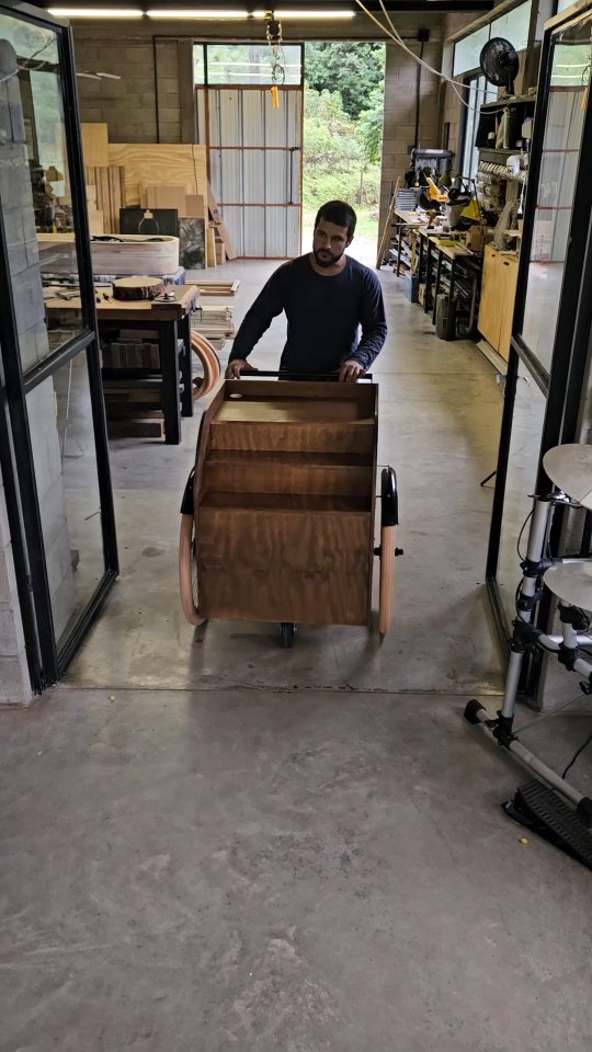 ✨️ Pronto pra ganhar o mundo 🤩
Do primeiro parafuso ao último ajuste....
Esse momento é muito especial.
Ver o carrinho saindo da oficina, com uma vista dessas, é lembrar que todo o trabalho carrega mais futuro, para alguém.
Segue a @arttrike pra ver de perto cada novo projeto que ganha vida!
#projetosqueinspiram #NegóciosCriativos #carrinhogourmet