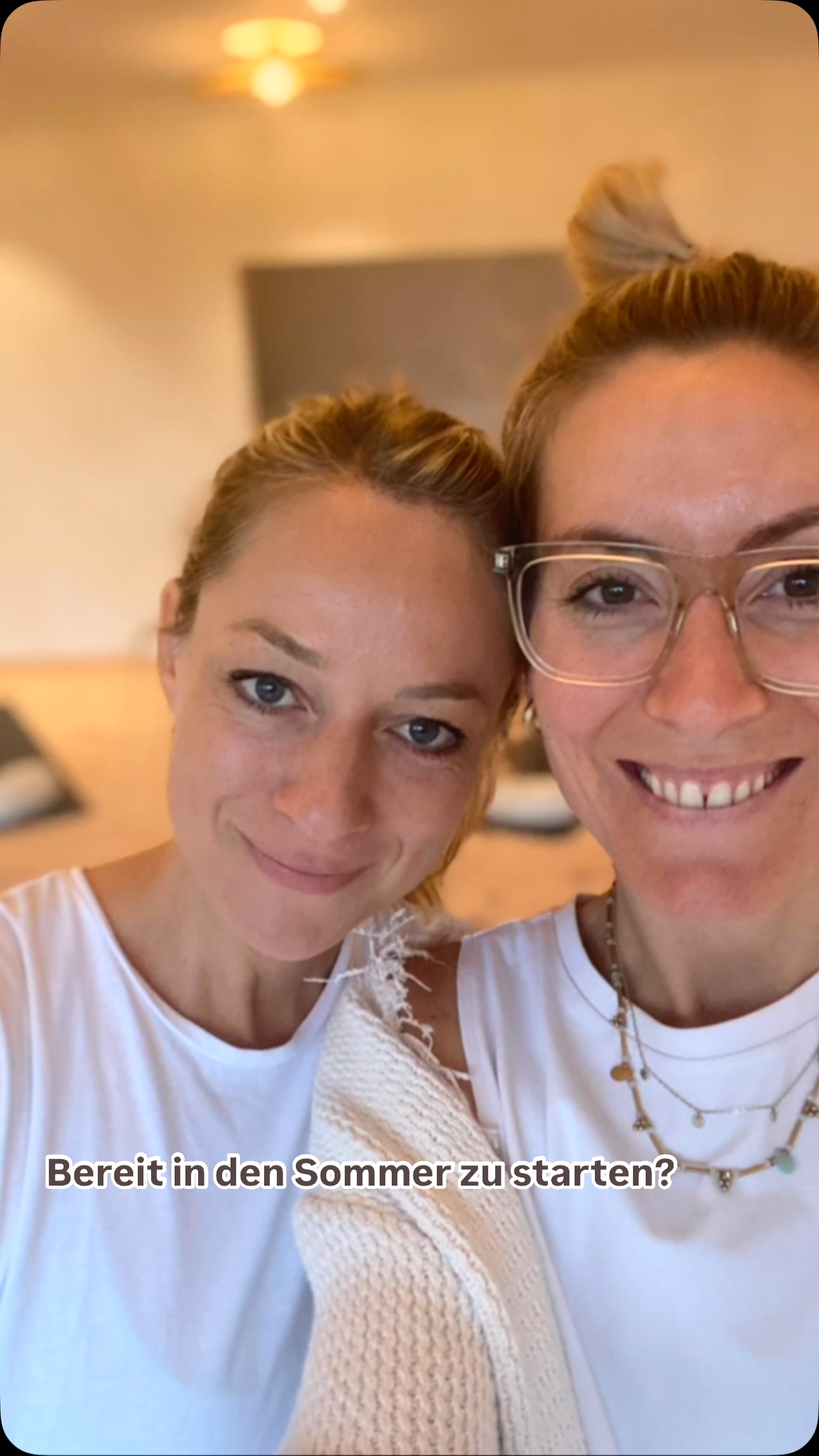 Sonnwend Retreat am 29. Juni 2025
06.00 Uhr ⏰ 🌞🧘🏼♀️
Gönn dir zum Start in die schönste Zeit des Jahres exklusive Zeit nur für dich.
Wenn die Sonne langsam am Himmel aufgeht und die Luft noch angenehm frisch ist, beginnen wir den Tag mit 108 Sonnengrüßen. Eine spirituelle Praxis, die im Yoga und in anderen traditionellen Kulturen wie dem Hinduismus und dem Buddhismus geübt wird. Die Zahl 108 gilt als heilige Zahl, die für Ganzheit, Einheit und Unendlichkeit steht.
Nähre deinen Körper mit einem ayurvedischen Brunch.
Finde beim Reflexion & Journaling-Workshop Zeit um deine Gedanken zu ordnen und deinen Fokus für die zweite Jahreshälfte zu setzen.
Eine ausgleichende Rollen & Yin Stunde rundet deine körperliche Praxis für diesen Tag ab.
Lasse mit einem Feuerritual alte Muster los und schaffe dadurch Raum für Neues.
Bereit in den Sommer zu starten?
Wir freuen uns auf dich! 🫶🏼
Sarah und Natascha
