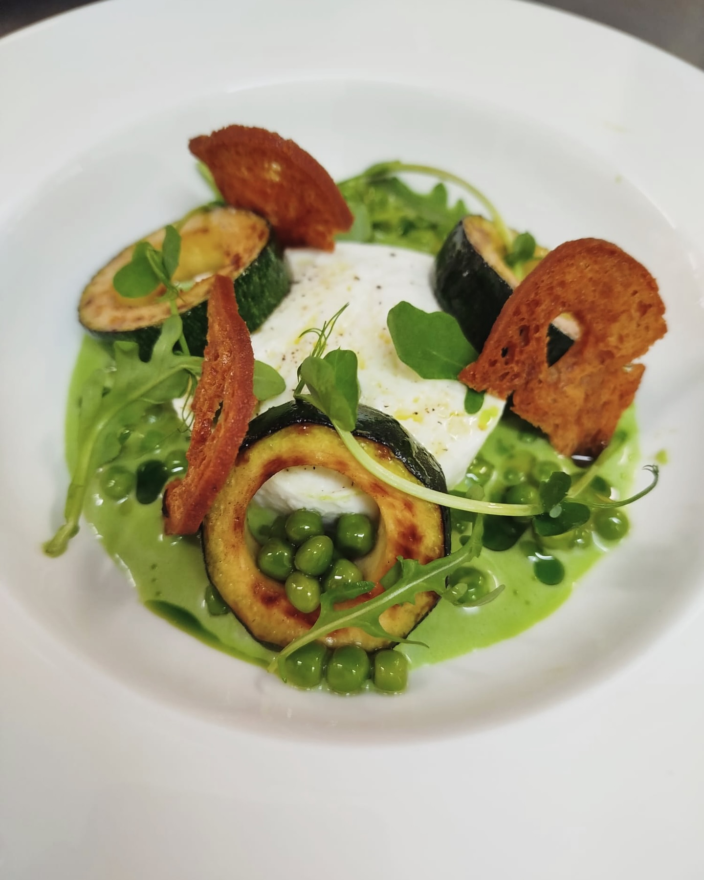 Ein Hauch von Italien! 🇮🇹🌱
Cremige Burrata, knackige Zucchini, frische Erbsengewächse & crunchy Brotchips – perfekt ausbalanciert, unvergesslich lecker! 😋 Der 1. Gang unseres aktuellen 8-Gänge-Menüs 👌🏻
Unser 8-Gänge-Menü gibt’s das ganze Jahr über jeden Freitag und Samstag nach vorheriger Anmeldung. Mit und ohne Übernachtung zu attraktiven Arrangement-Preisen ⭐️
#italiancuisine #italianfoodporn #burratacheese #gourmetfood #finediningrestaurant #8coursedinner #schlemmenundschlummern #bestenheiderstuben #wertheim
