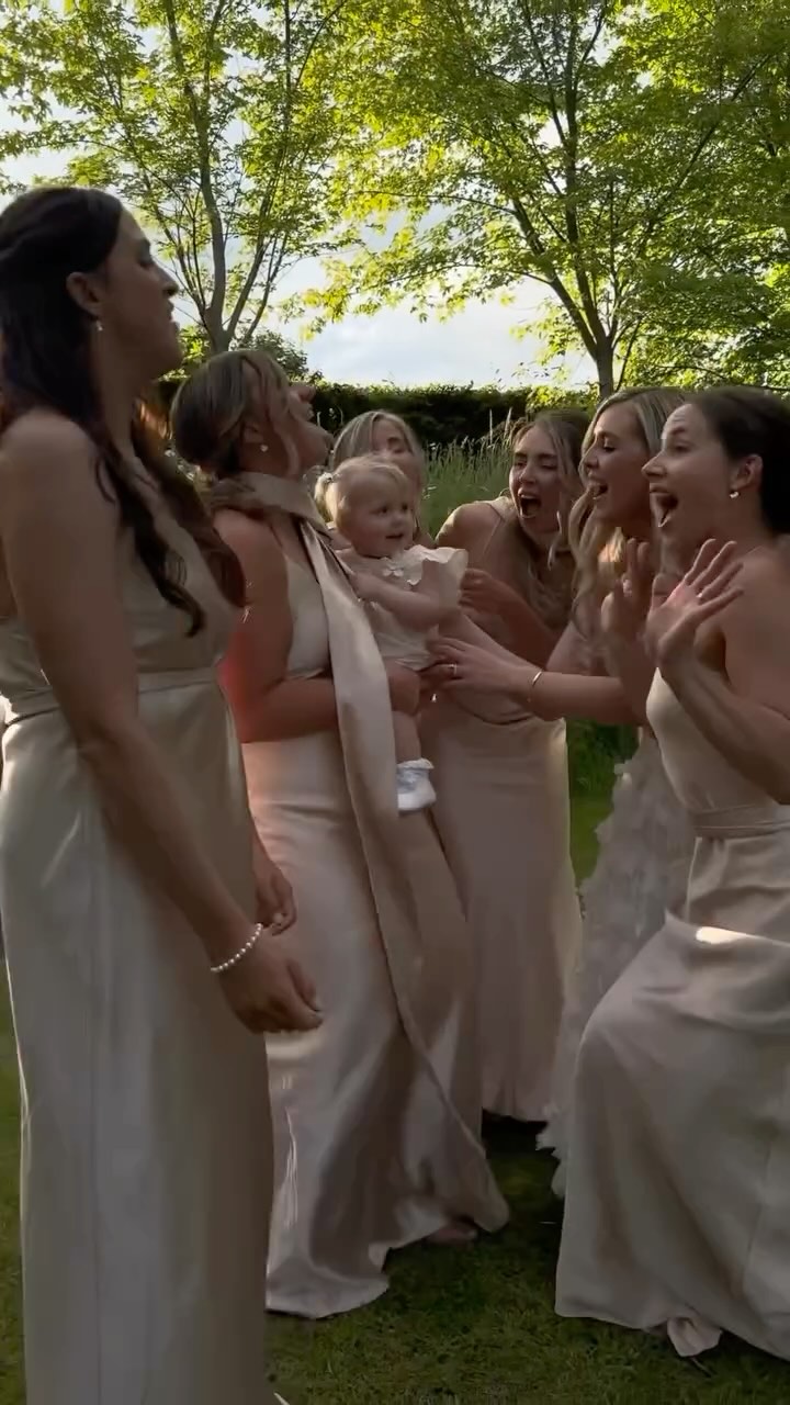 Lovely to be featured in @rockmywedding this morning for last years summer wedding for @hollyrebeccam & William at @stonebarnvenue
A gorgeous day filled with love, laughter and singing dancing in the moonlight 🌙 (& of course bridesmaids dressed in my fave @rewrittenlondon)
Working alongside Anna @pearbearphotography who is incredible!
________
Photographer - @pearbearphotography
Content Creator - @_therelaxedbride
Venue - @stonebarnvenue
Holly’s beautiful dress - @whataliceworebridal
Bridesmaids - @rewrittenlondon
Hair - @theweddinghairspecialist
MUA - @phoebehaytermua
Flowers - @go_wild_flowers
Cake - @thewillowtreebakery
Stationery - @loupaper_
#bridesmaiddressinspiration #rewrittenbridesmaids #weddinginspiration #crippsandco #weddingtrends #weddingcontentcreator #weddingcontent #summerweddings