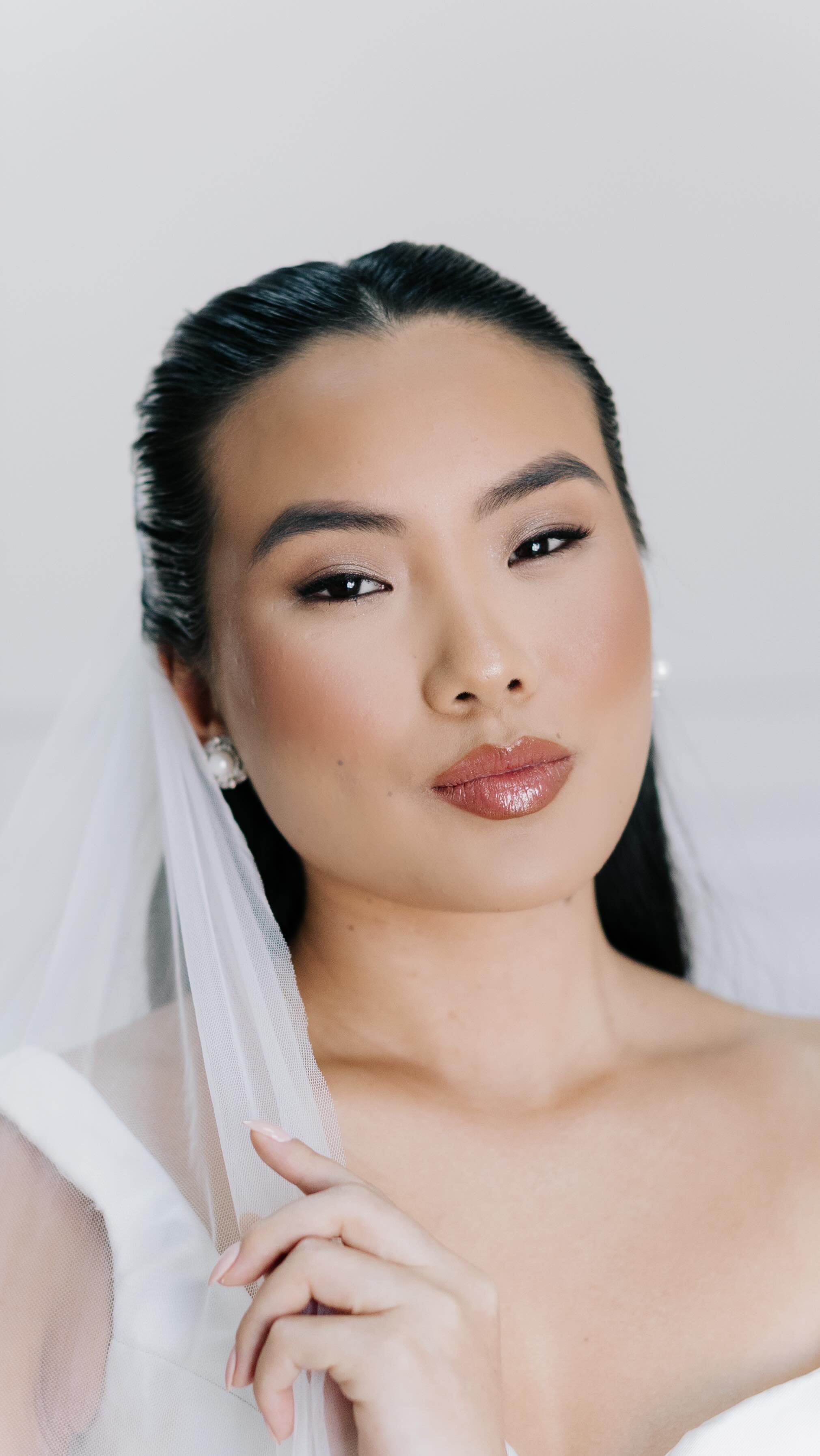 LAEN BRIDE | Clássica, atemporal e absolutamente encantadora. ✨
Cada escolha revelou sua essência: a maquiagem suave realçando traços delicados, o penteado impecável em perfeita harmonia com os acessórios, e um vestido sob medida.
Make: @rebecasotto_beauty
Hair: @mariserrabeauty
Acessórios: @camilagrantnoivas
Vestido: @clamorenoivas
Fotos: @doisporumfotografia
Vídeo: @__martuci