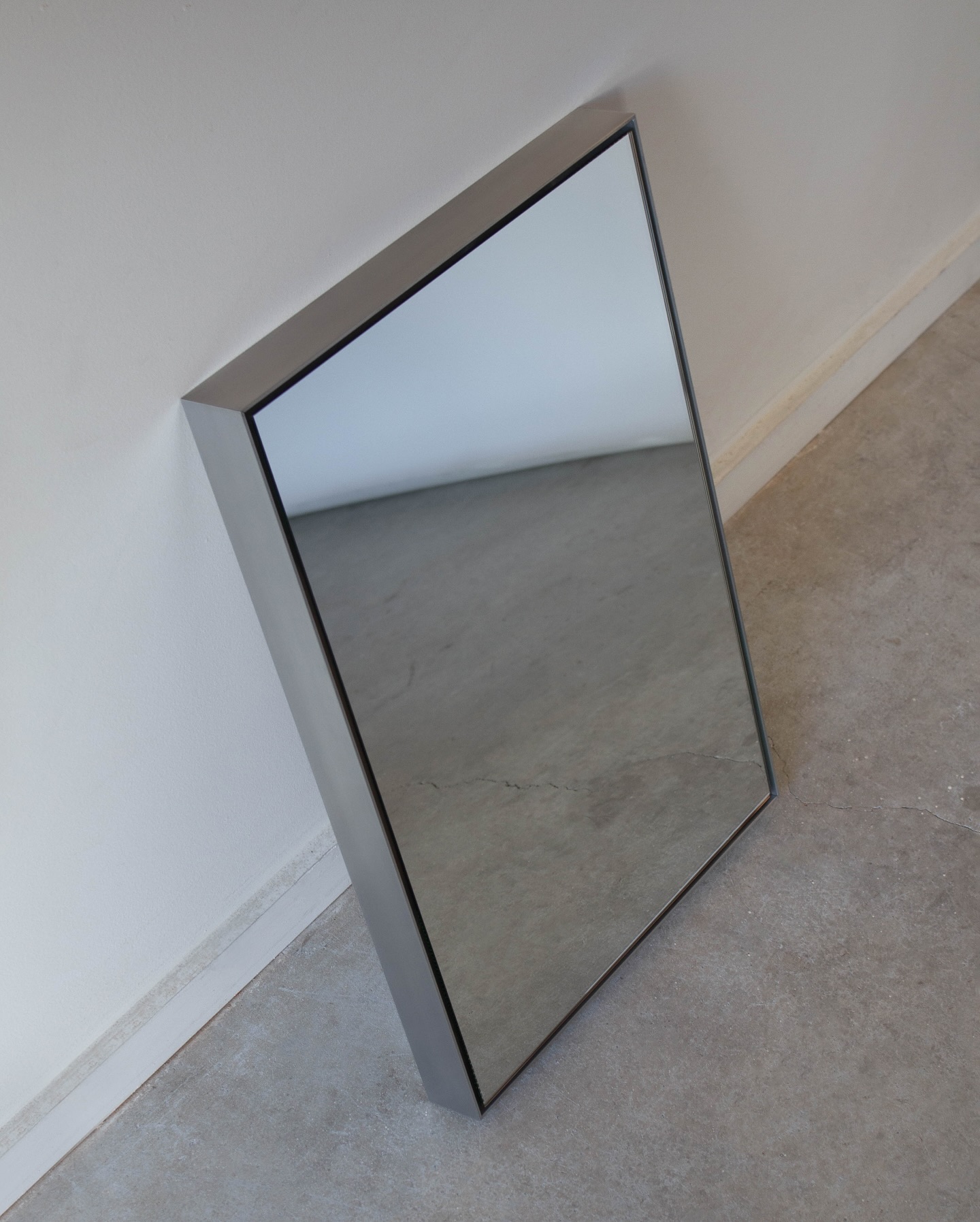 ALMA MIRROR | We’re super excited to finally share this one! We’ve been busily working behind the scenes for the past few months on this new design.
The Alma Mirror was inspired by the minimal look of shadow gaps in architecture, we thought it would look super clean to bring that idea to a mirror. Using a series of custom-made hidden brackets, we’ve mounted the mirror right at the front of the frame with a small gap around all sides, making it look as though it’s floating within the frame. All fixings and brackets are completely hidden from view.
These are available now on our website. They’re fully customisable in size, and we can powder coat them too, so get in touch if you’d like a custom size or colour!