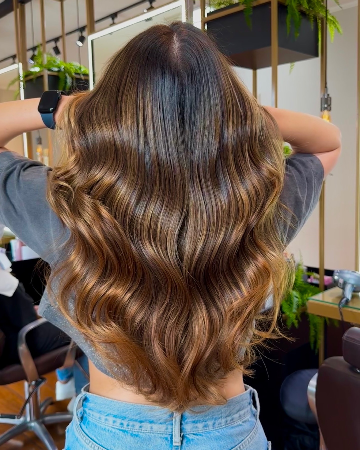 A escolha perfeita para realçar a beleza natural com sofisticação: Morena Iluminada - Luzes sutis, brilho na medida certa e um resultado que valoriza cada movimento dos fios • Por @fernandoroch.a ✨
#mechas #morenailuminada #mechascampinas #morenailuminadacampinas #hairbeauty #beauty