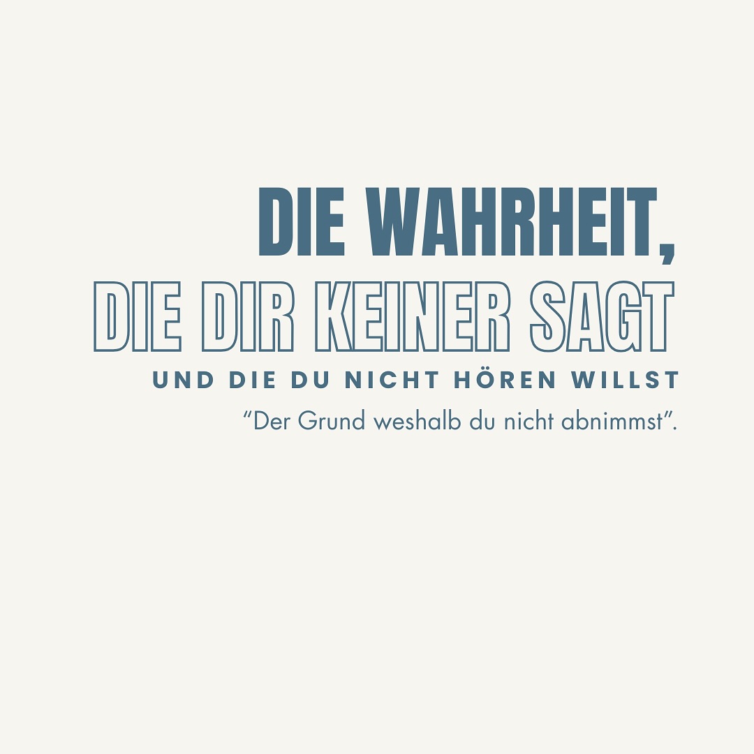Dein Gewicht nicht dein Problem.
Es ist es ist dein Schutz.
Ich weiss, das klingt hart. Aber manchmal ist genau das die Wahrheit.
📢Triggerwarnung: emotionales Essen/ Essstörungen
Ich habe selbst erlebt, wie sehr Gewicht mit Emotionen, Überforderung und Schutzbedürfnis zusammenhängt – bei mir selbst und bei so vielen Frauen, die ich begleiten durfte.
Wir haben gelernt, uns zu kontrollieren – statt uns zu halten.
Gelernt, durchzuhalten – statt zu fühlen.
Ein Satz hat mir die Augen geöffnet:
„Wenn du nicht nur isst, wenn du hungrig bist – wirst du auch nicht aufhören, wenn du satt bist.“
Und noch etwas hab ich erkannt:
Solange ich mich als „die Dicke“ sehe, werde ich unbewusst genau diese Realität bestätigen.
Glaub mir, solange dein Gewicht das Einzige ist, was du an dir wahrnimmst, wirst du es nicht loslassen können.
Denn dein Fokus bestimmt dein Selbstbild – und dein Selbstbild deine Entscheidungen.
Und genau deshalb scheitert radikales Abnehmen so oft.
Der Körper verändert sich – aber der Geist kommt nicht mit.
Die Muster bleiben. Die Realität ist neu, aber noch nicht integriert.
Das Nervensystem fühlt sich schutzlos.
Also greifen wir zurück: zum Essen. Zur Kontrolle. Zum Alten.
Und dann kommt der Gedanke:
„Ich kann das nicht.“
-> Rückfall. Frust. Teufelskreis.
Dir wird bestätigt, dass du Fett bist und hässlich und es nicht schaffst endlich abzunehmen - du wirst es nie schaffen.
⛔STOP! ⛔
Jetzt ist Schluss damit!
Was du brauchst, ist kein neuer Ernährungsplan.
Du brauchst Sicherheit in dir. Verbindung. Raum, dich zu spüren.
Du brauchst Begleitung von jemandem, der dich versteht.
Wenn du aufhören willst, dich zusammenzureissen –
dann bist du nicht zu schwach.
Dann bist du bereit.
I got you ❤️
Hinweis: Dieser Text ersetzt keine Therapie. Wenn du dich belastet fühlst, hol dir Hilfe. Du bist es wert.
Starte mit dem PDF-Guide
💫Link dazu in meiner Bio💫
#emotionaleseessen #zyklusgerecht #körperbildheilen #selbstfühlung
#abnehmenmitgefühl#personalcoachıng #frauengesundheit #coachingfürfrauen #mrcacademy
#nervensystemverstehen #achtsamkeit #traumasensitiv #hormonbalance
#intuitivesessen #gesundohnekampf #zykluswissen