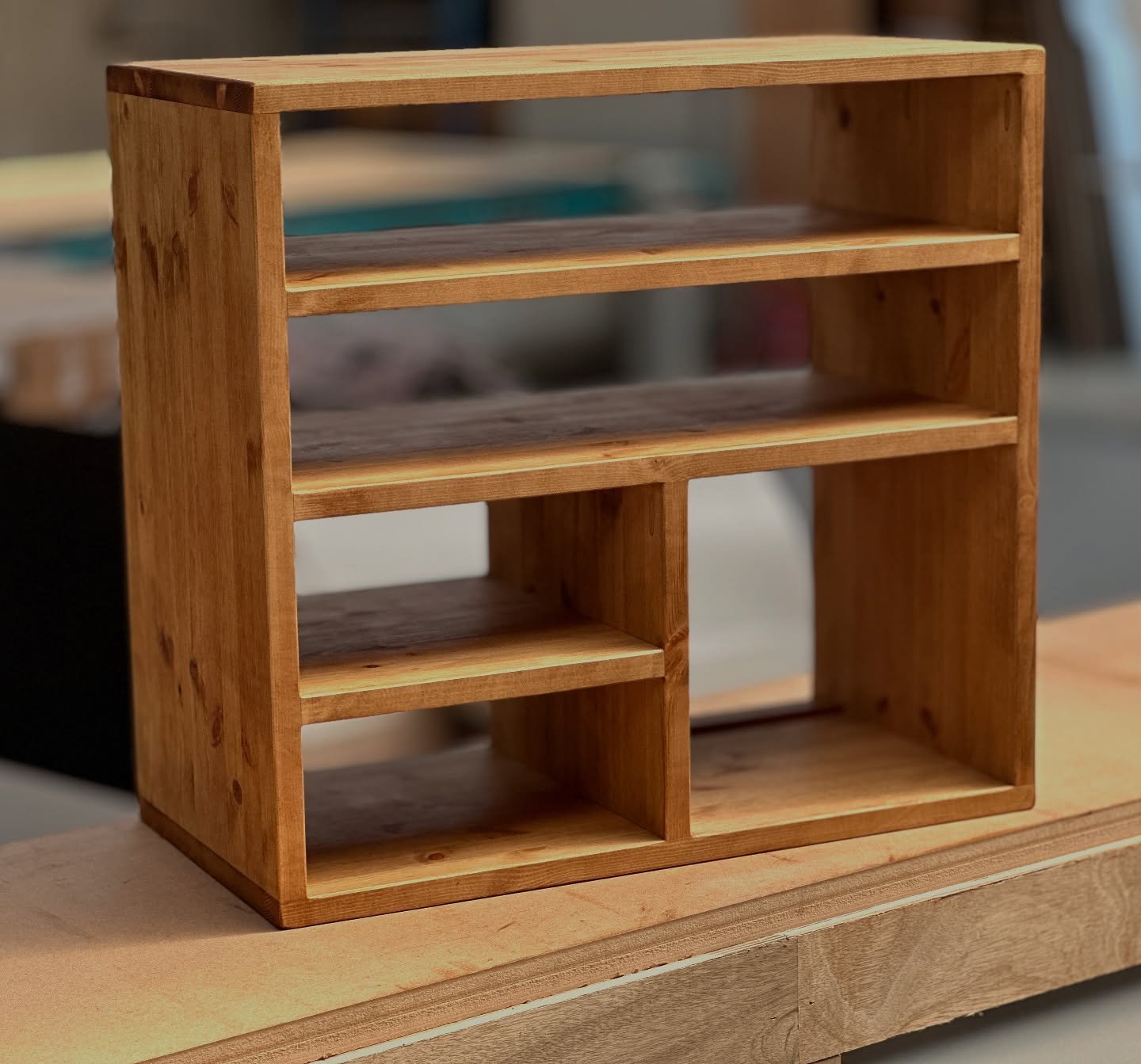 Our “SERENE” unit finished in Dark Oak ready for shipping to one of our customers. This is the 80cm version with reversed lower shelf which is usually on the right, but in this instance the customer wanted it on the left! All our units are made to individual customer requirements. 👌 - Always made out of solid wood.
#woodfurniture #interiordecorating #2025 #interiordesign #interiorandhome #vinylrecord #hifi #recordplayer #recordplayerstand #instadaily #instawoodworkers #madeinuk #furnituremakers #furnituredesign #hifi #hifirack #bookshelf #woodbookshelf #hifistand #bedsidetable #vinylstorage #cdstorage #tvunit #vinylrecordcollection #vinylrecordcollector
