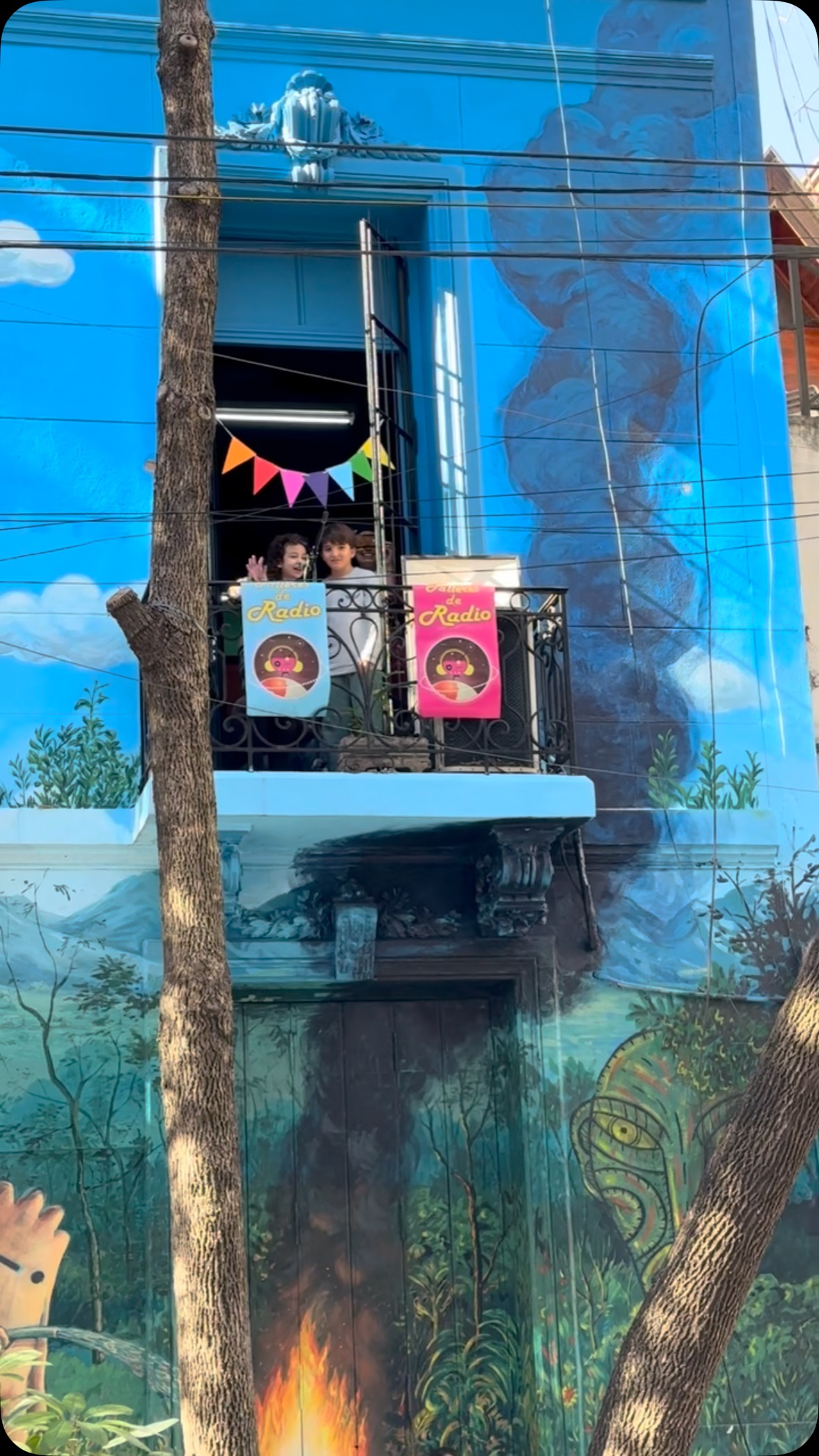 📻 RADIO A LA CALLE
💜 RADIO AL BARRIO
Algo de esto pasaba el sábado pasado en nuestro encuentro en @fmlatribu. Lxs talleristas hicieron su programa en el balcón de La Tribu, no para hacer una serenata sino para contar muchas cosas a quienes pasaban y miraban por ahí..
🔥Pueden sumarse a nuestros encuentros dos sábados al mes de 11 a 13 hs 📧 Consultas a: info.talleresderadio@gmail.com