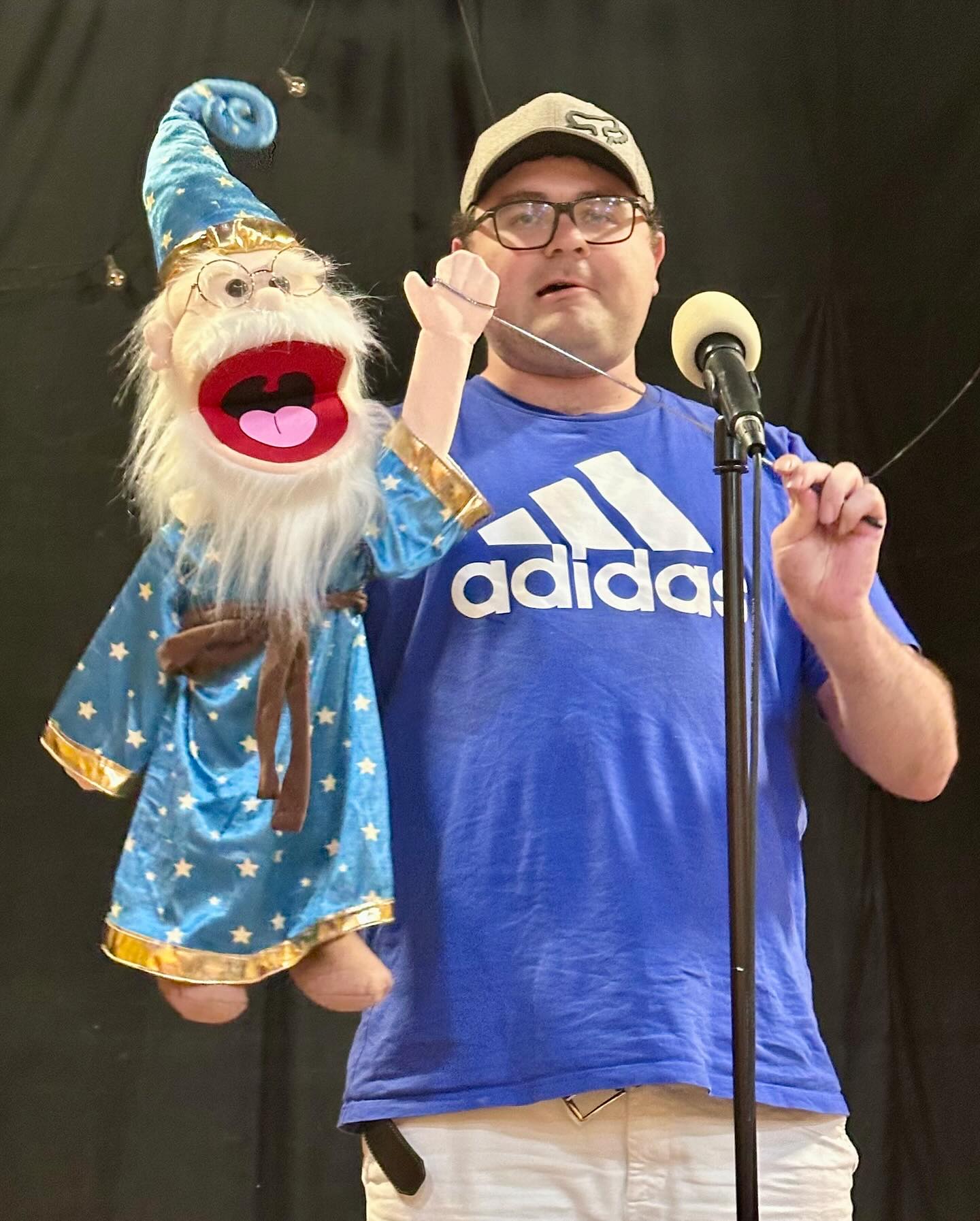 Dream Theatre hosts an open mic every day as an opportunity for performers to try new things or work on personal projects. Jason recently graced our stage with Larry the Wizard for a hilarious ventriloquism segment. We love seeing all kinds of performing arts here!
.
#theatre #ventriloquism #puppetry #puppet #comedian #magic #theatre #performingarts #diversity #theatreprogram #openmic #actor #performer #theatre #ventriloquist #inclusion #comedy