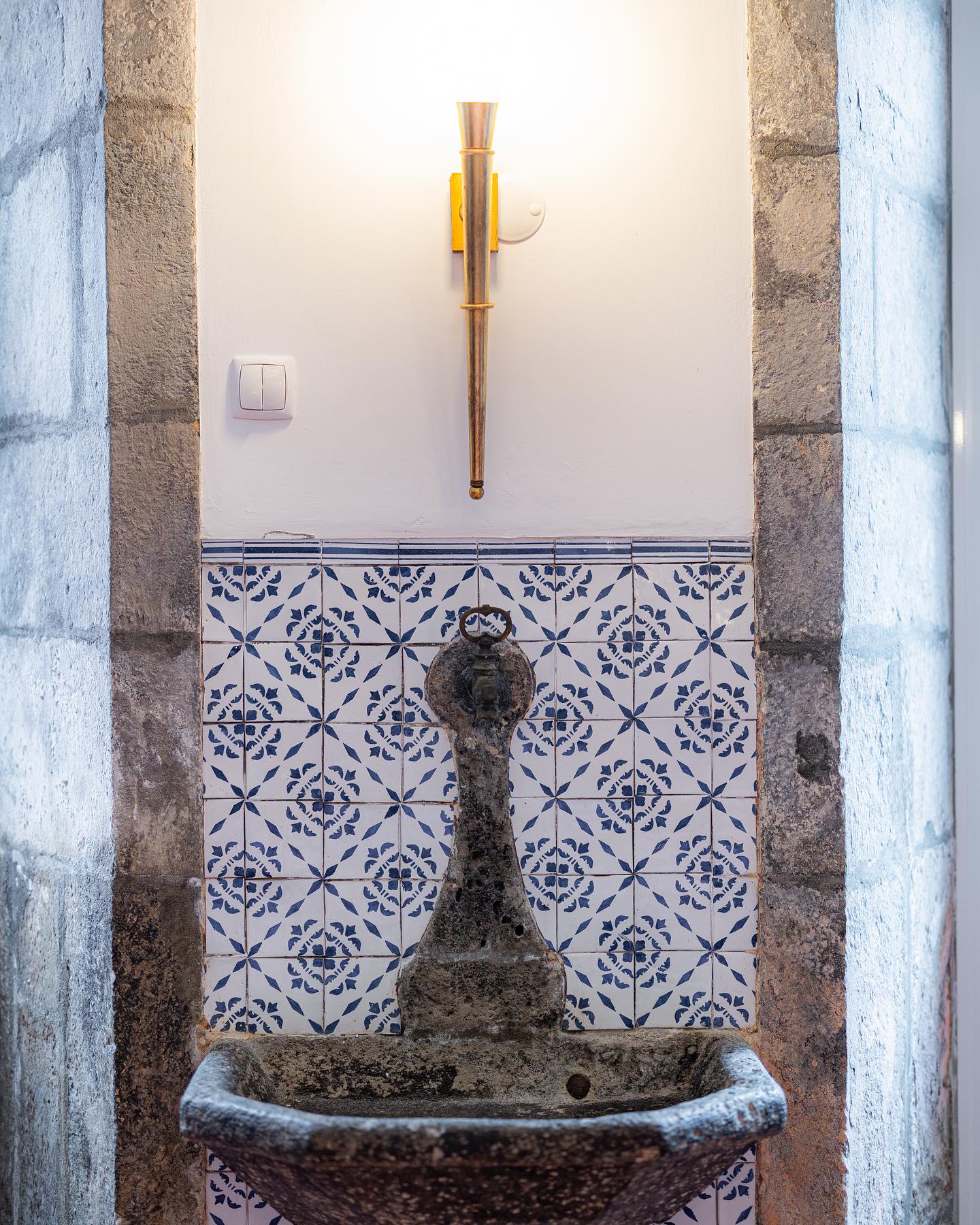 Um pouco por todo o Solar de Lalém encontrará elementos que remontam ao século passado e a uma época repleta de história.
Marque as suas férias connosco e explore a natureza de São Miguel:
www.solardelalem.com
-
Throughout the Solar de Lalém you will find elements that date back to the last century and a time full of history.
Book your holiday with us and explore the nature of São Miguel:
www.solardelalem.com
#solardelalem #azores #vacations #azoresislands #discoverazores #saomiguel #nature #maia