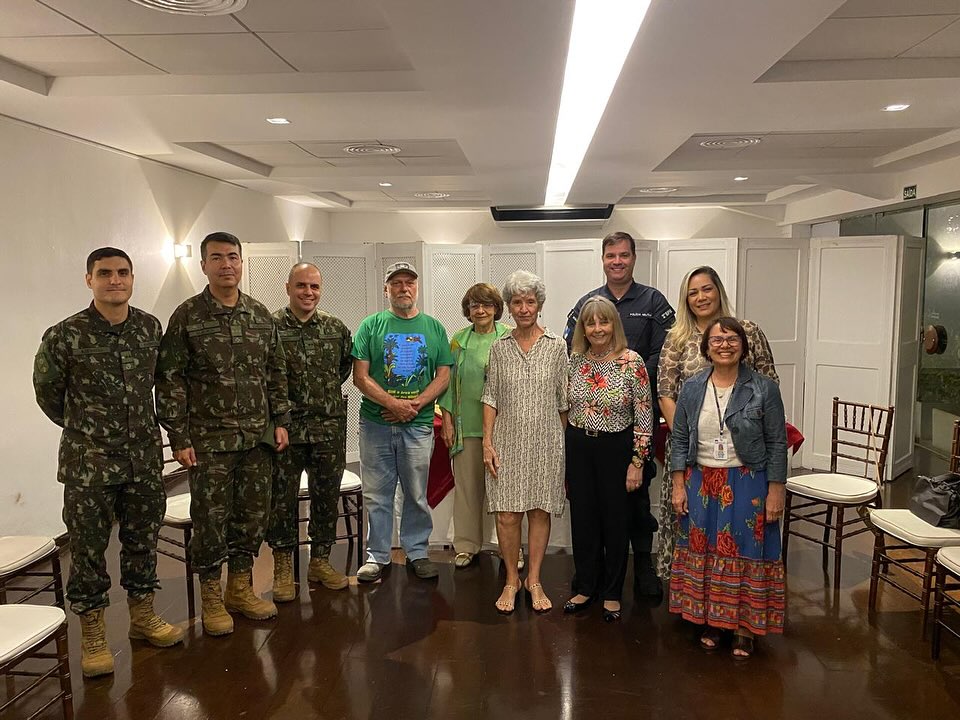 Com o objetivo de agradecer ao Ten Cel Bonato, Comandante do 2° BPM a instalação de uma tenda doada à Polícia Militar pelas Associações Amour e Alma, na Av. PASTEUR , nas proximidades Iate Clube, nossa associação junto com o Iate Clube receberam para um café o Ten Cel Bonato além de outras autoridades, que foram prestigiar o Coronel.
Presentes os representantes do Comandante do IME, Gen Galdino, o Major Azevedo, da ECEME, Coronel Daniel, o Prefeito Militar da Zona Sul, Coronel Glauber, a Sra. Paula Cristina Peixoto, esposa do Presidente do Círculo Militar da Praia Vermelha, além da Sra. Ana Maria Nóbrega, Assessora do Diretor do Instituto Benjamin Constant e do Sr. Abílio Tozzini, Presidente da Alma.
Representando a Amour, a Presidente Celi Paradela, a Vice Aninha Rodrigues e os Conselheiros Valéria Grynberg e Pedro Ferraz e o representante do Iate Clube, em nome do Comodoro, o Diretor Horácio Martinho Lima.
Aproveitando o ensejo, Aninha fez a entrega ao Ten Cel Bonato, do livro ”Urca 100 Anos”, de autoria da Conselheira da Amour Beatriz Novaes, fato que o deixou muito feliz, uma vez que durante sua infância e adolescência morou na Urca, no Forte São João e no EPV (Edifício Praia Vermelha). @2bpm_pmerj