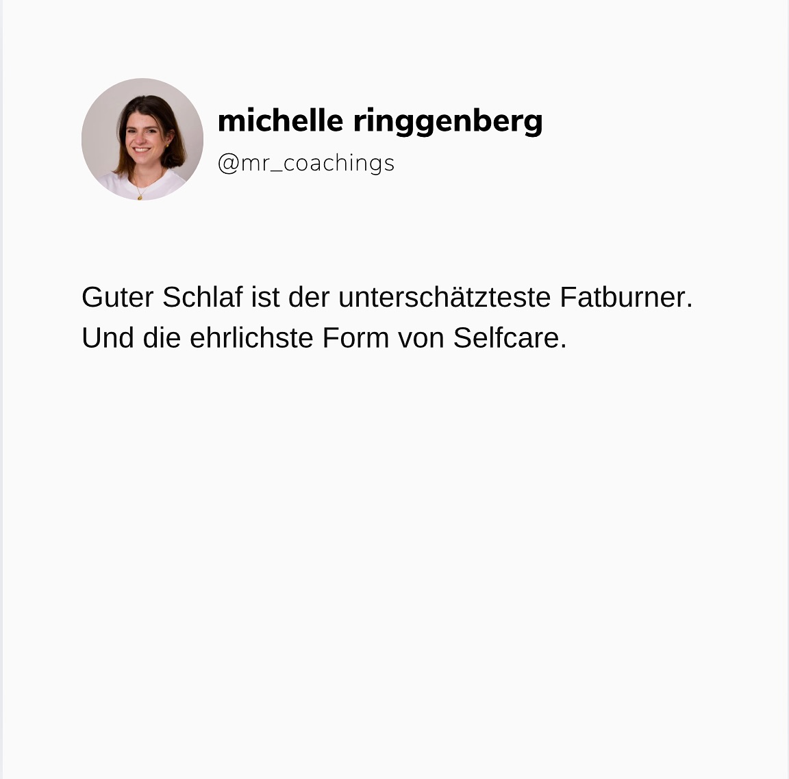 Hast du das gewusst?! 😱
Du wachst auf, fühlst dich müde, greifst zu Kaffee und Croissant – und denkst, du hast einfach „keine Disziplin“?
Die Wahrheit ist:
Zu wenig Schlaf bringt dein ganzes System aus der Balance.
Schon weniger als 6 Stunden pro Nacht erhöhen den Hungerhormonspiegel (Ghrelin), senken dein Sättigungsgefühl (Leptin) und lassen dich im Schnitt 200–500 kcal mehr essen – jeden Tag.
Und während du denkst, du kämpfst gegen deinen Willen –
kämpfst du eigentlich gegen dein Hormonchaos.
💡 Schlafmangel:
• steigert Heisshunger
• fördert Bauchfett (Cortisol)
• blockiert Fettabbau (bis zu -55 %)
• senkt Insulinsensitivität = mehr Fetteinlagerung
Du bist nicht undiszipliniert.
Du bist erschöpft. Und dein Körper reagiert genau richtig.
🛏️ Priorisiere Schlaf. Nicht nur für Energie – sondern für echte Gesundheit.
Gute Nacht 🧡
#mrcacademy #schlafgesundheit #hormonbalance #zyklusgerecht #emotionalesessen #nervensystemverstehen #coachingfürfrauen #frauseinheute #burnoutprävention #gesundohnekampf