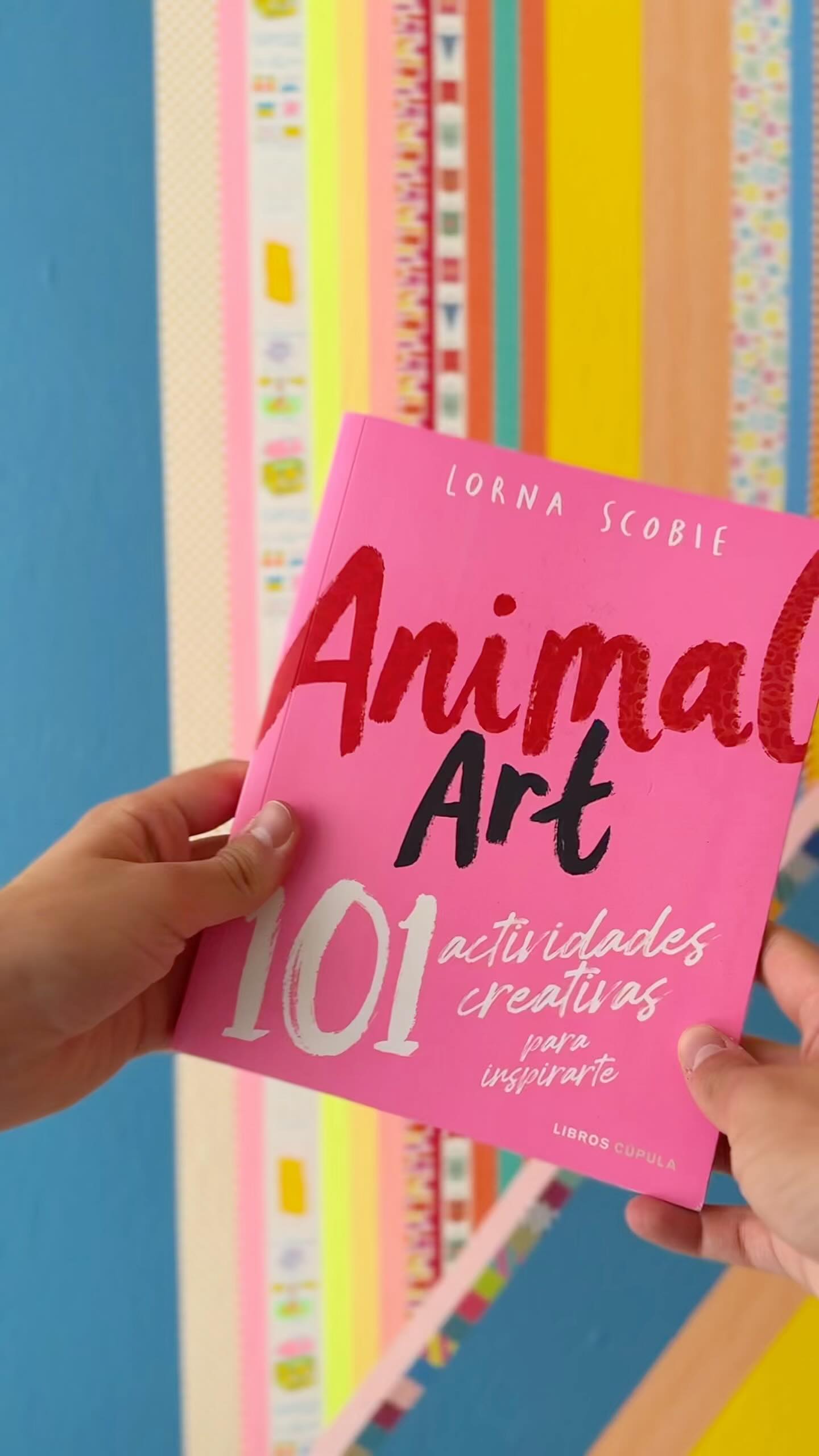 📚🐾 ¡Gracias a @libroscupula por enviarme Animal Art: 101 actividades creativas para inspirarte de Lorna Scobie!
Este libro es como un safari artístico: lleno de manchas, colores, texturas y propuestas divertidas para soltar la mano y dejarte llevar. 🎨🖌️
Perfecto para cuando necesitas reconectar con tu parte más creativa.
Color, creatividad e inspiración a través de animales, la combinación perfecta.
#AnimalArt #LornaScobie #LibrosCúpula #inspiracióncreativa #arteconanimales #juegaconelarte