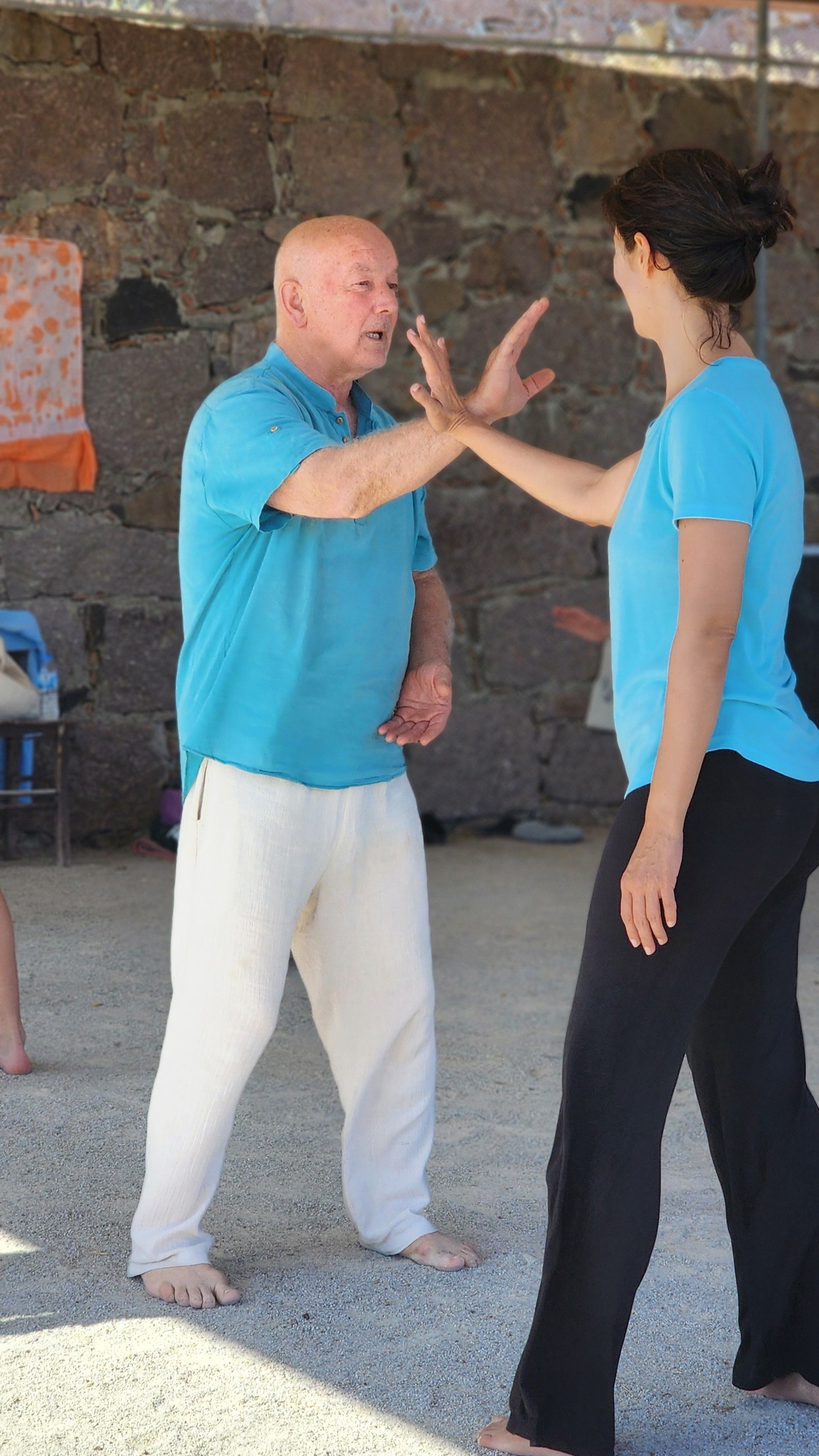 24.yıl Tai Chi Bademli Buluşmaları, Haziran etabını tamamladık. Arkadaşları grup grup uğurladık evlerine. Sağlıkla gelindi, daha sağlıklı dönüyor herkes.
Kendimizi alışkanlıklarımızın örtücülüğünden kurtarıp, bilinçli farkındalık ile iyi düşünce, eyleme maruz bırakmak, sanırım bu haftanın ana mesajı oldu.
Eylül buluşmasında görüşmek üzere.
#taichichuan #yangstilltaichichuan #yangstile #yangchengfu #onlinetaichi #profchengmanching #meditasyon #meditation #healing #healingenergy #bağkurmak # #taichikamp #taichiturkey #chi #gevşeme #taichi #taichisword #taichiheryerde #taichijian #taichikılıç #farkındalık #mindfullnes #huzur #barış