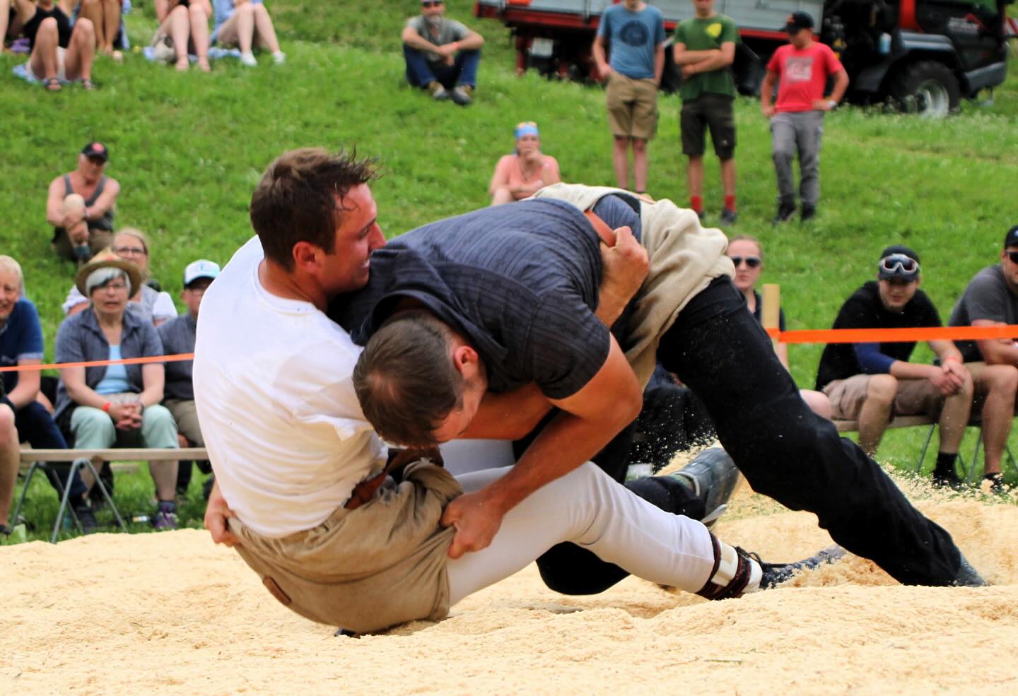 Mit ein paar Impressionen des Schwingclubs Prättigau (Danke Ramona!) blicken wir nochmals auf das Rätikon-Schwinget von gestern Samstag zurück, welches mit dem Sieg von Christian Biäsch endete.
Wir bedanken uns beim OK für die Gastfreundschaft und den gemütlichen Tag in St. Antönien. Wir kommen immer sehr gerne zu Euch hoch.
#Schwingen #Tradition #Graubünden #StAntönien #Prättigau @gkb.ch @repowerschweiz