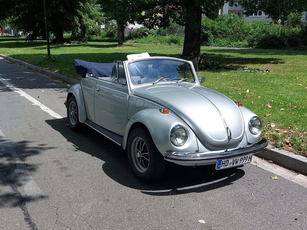 ✨ Heute durften wir ein ganz besonderes Brautpaar auf ihrem Weg ins Glück begleiten – stilvoll im VW Käfer Cabrio durch das romantische Heidelberg bis zum Standesamt. 🕊️💍🚗
Was für ein traumhafter Tag voller Liebe, Lächeln und nostalgischem Flair! 💐
#Hochzeit #HeidelbergWedding #VWKäfer #Hochzeitsauto #Standesamt #BrautpaarGlück #CabrioLiebe #OldtimerHochzeit #VintageVibes #HeiratenMitStil #deinbrautauto