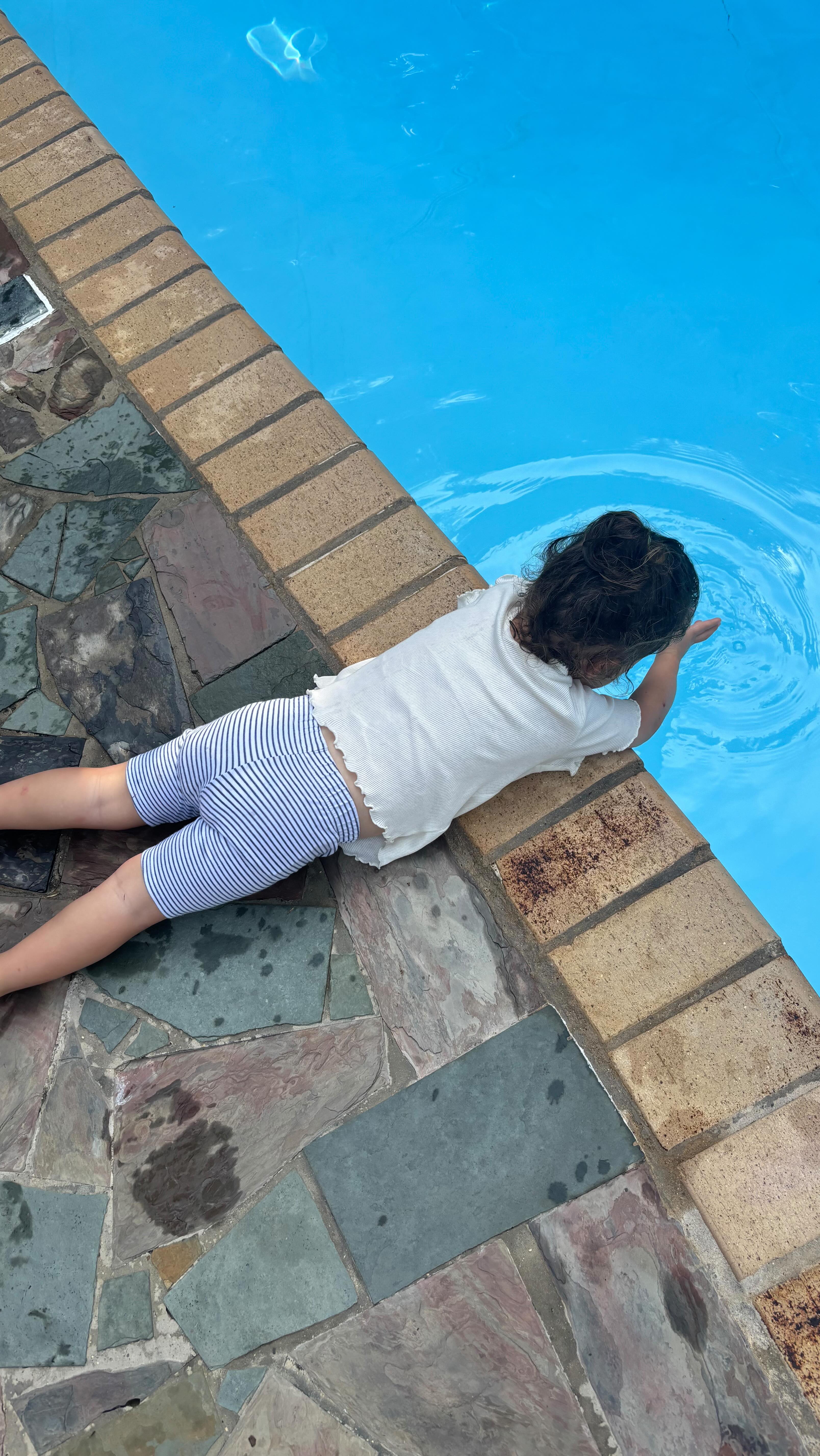 Let them play.
#preschoolswimming #momhacksthatmatter #toddlerswimming #toddlerswim #toddlerswimminglessons #swimtosafety #swimtosafetybyselena