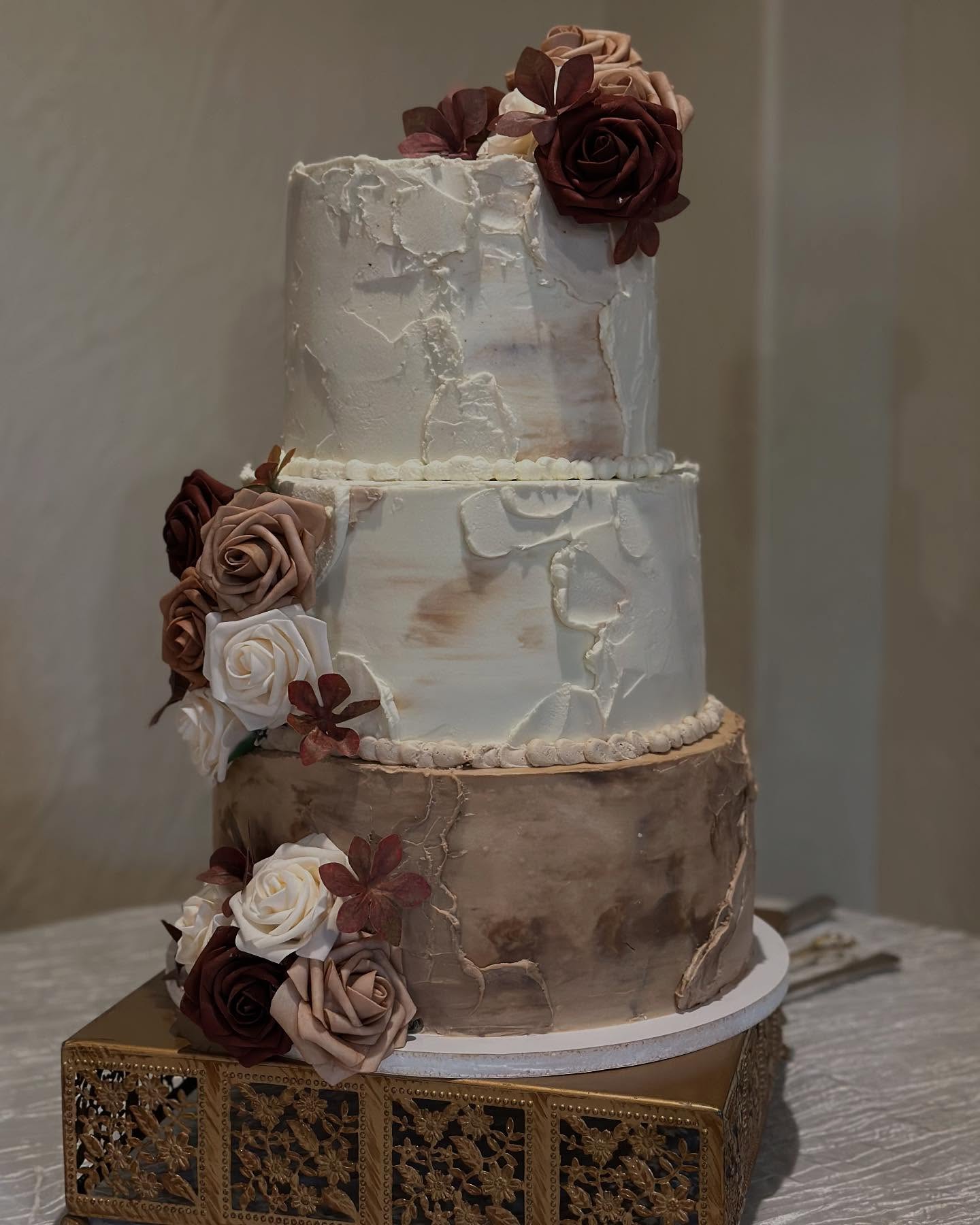 Wedding Cake 🤎🤍
Congratulations to the happy couple!