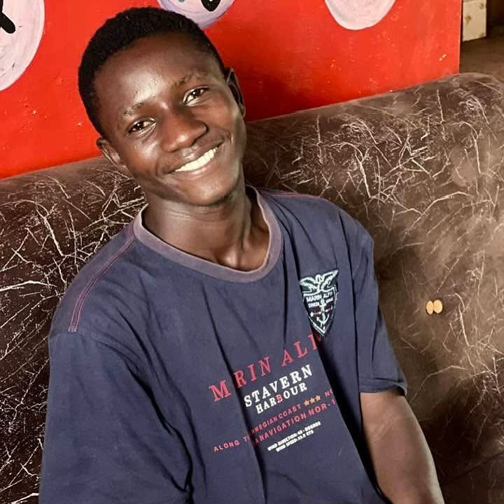 Dioff er foreldreløs og får utdannelse som møbeldesigner gjennom Tumaini. Her trekker han om møbler for Care senteret.
Tusen takk til alle faddere.❤️
Dere kan være med på å endre liv!