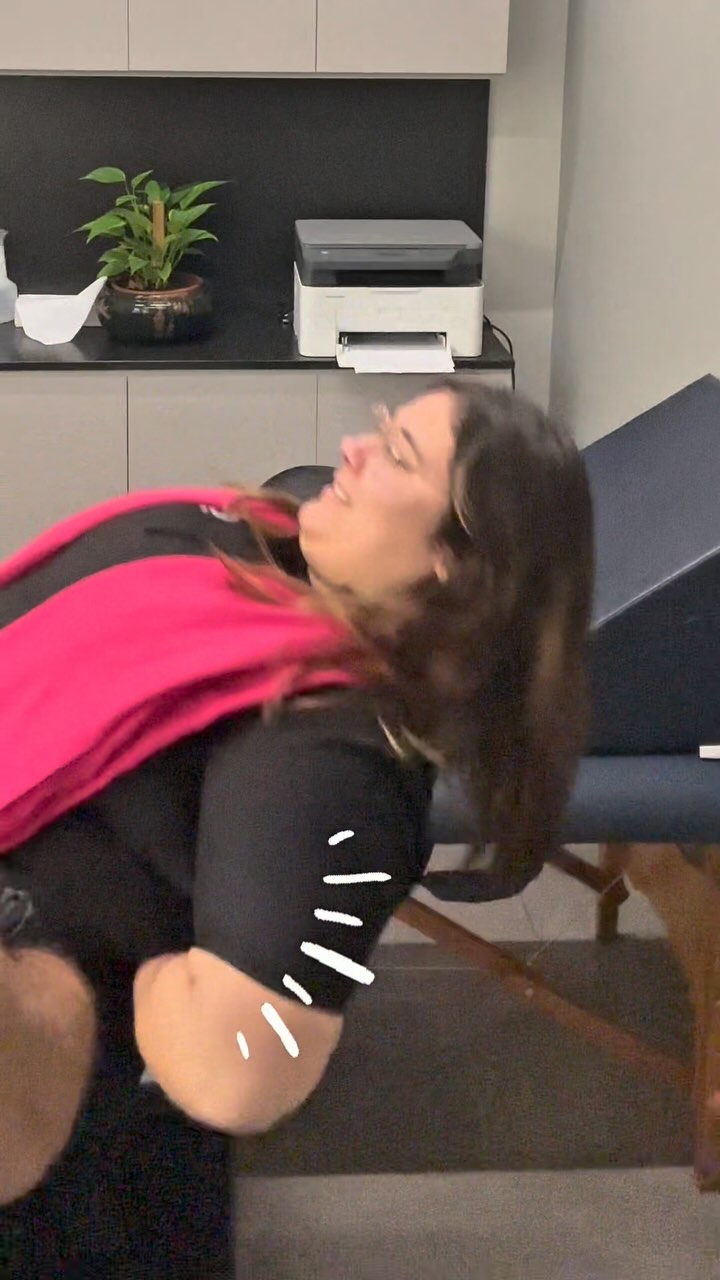 E por incrível que pareça, é desse jeito q aliviam as tensões da coluna dela. E tá tudo bem 🤷🏻♂️
Masss não é por isso q você deve fazer assim.
#coluna #lombar #osteopatia #quiropraxia #crocante