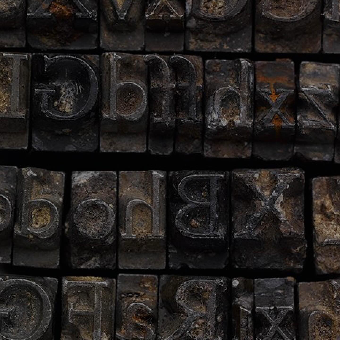 🖋️ ¿Te imaginas tener que armar letra por letra para imprimir un solo texto?
Así era antes de las impresoras digitales. Los textos se componían con tipos móviles: pequeñas piezas de metal con una letra grabada.
Para imprimir, los impresores tenían que:
1. Elegir cada letra, número o símbolo.
2. Colocarlos en orden, al revés y de derecha a izquierda.
3. Acomodarlos en una prensa.
4. Aplicar tinta y presión sobre el papel.
Cada cambio de texto implicaba desmontar y volver a montar todo.
Era un arte, una paciencia… y una pasión por las palabras.
Hoy seguimos amando las letras, pero con herramientas que nos permiten diseñar con más libertad.
Y aunque la tecnología cambió, el cariño por los detalles sigue intacto.
¿Conocías esta técnica? Cuéntame si alguna vez has visto una prensa de tipos móviles en persona.
#Tipografía #TiposMóviles #DiseñoEditorial #HistoriaDelDiseño #PapeleríaConHistoria #DiseñoConAmor #CreatividadSinLímites #MamásCreativas #PapeleríaBonita #InvitacionesConEstilo #ArteEnPapel #EmprendedorasCreativas #NovoaImpresores