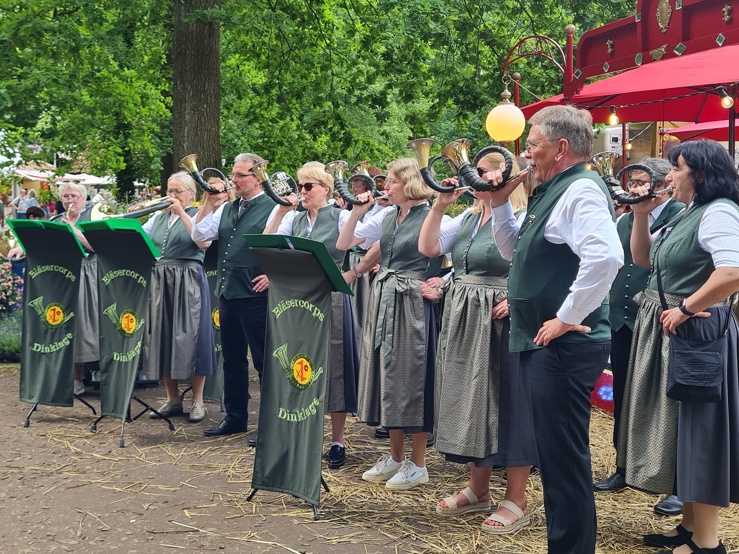 Am Wochenende sind die Bläsergruppen der Jägerschaften Vechta und Cloppenburg wie jedes Jahr der Einladung zur Dorfpartie im Cloppenburger Museumsdorf gefolgt.
Im ganzen Dorf wurden Märsche, Fanfaren und Todsignale geblasen um den Besuchern die traditionelle Jagdmusik nahezubringen. Eine schöne, klangvolle Aktion für die Jägerschaft! 📯🍀
#hegeringdinklage #jagdhornbläser #jagdhorn #dorfpartie #museumsdorf #cloppenburg #dinklage @kreisjaegerschaft_vec @museumsdorf_cloppenburg