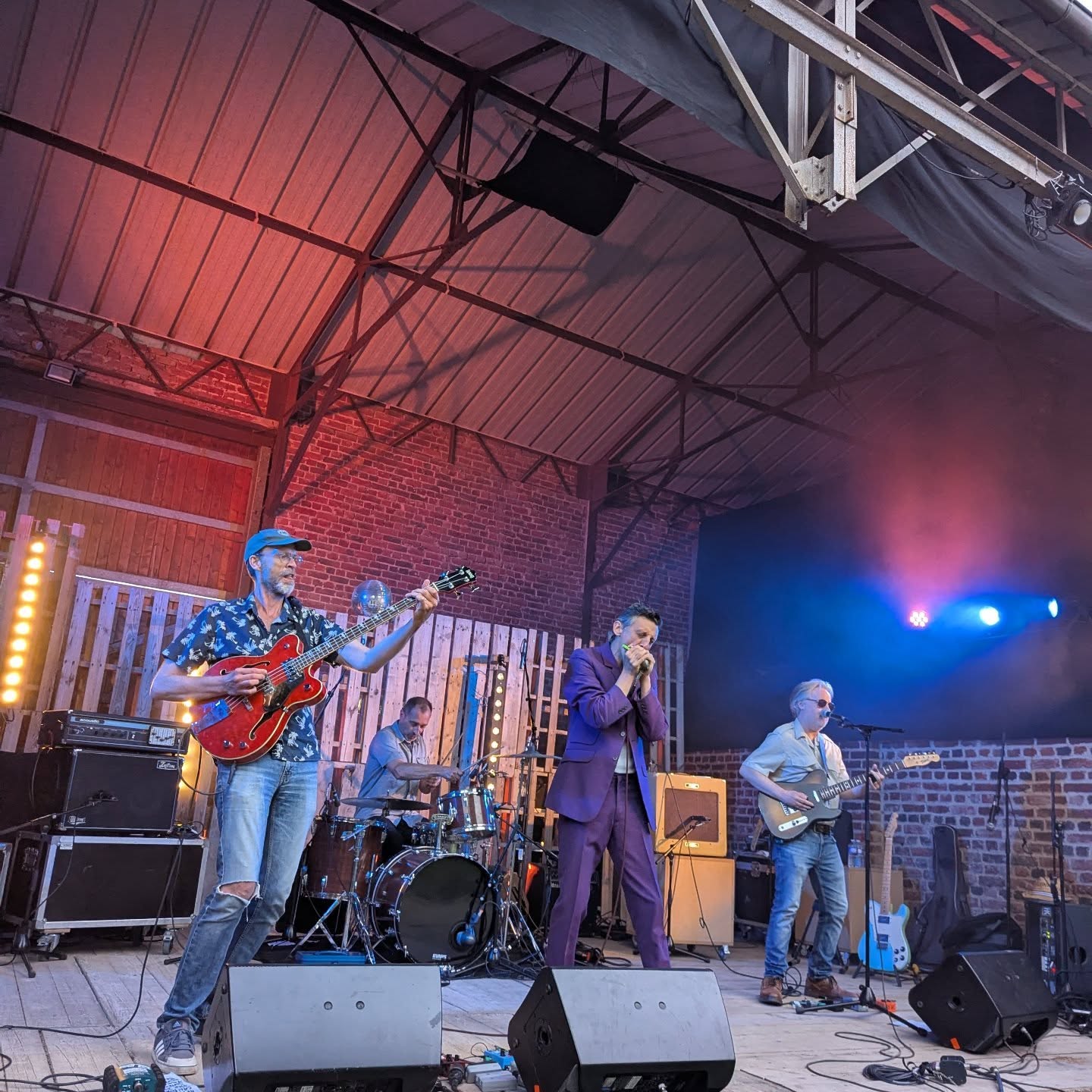 🎸 Lieutenant Cobb prend le contrôle… et ça envoie fort !
Le blues rugit, la grange vibre, les guitares tracent la route.
Direction plein ouest, avec une escale musclée à Noyelles-sous-Bellonne.
🔥 Si vous n’y êtes pas, vous ratez quelque chose.