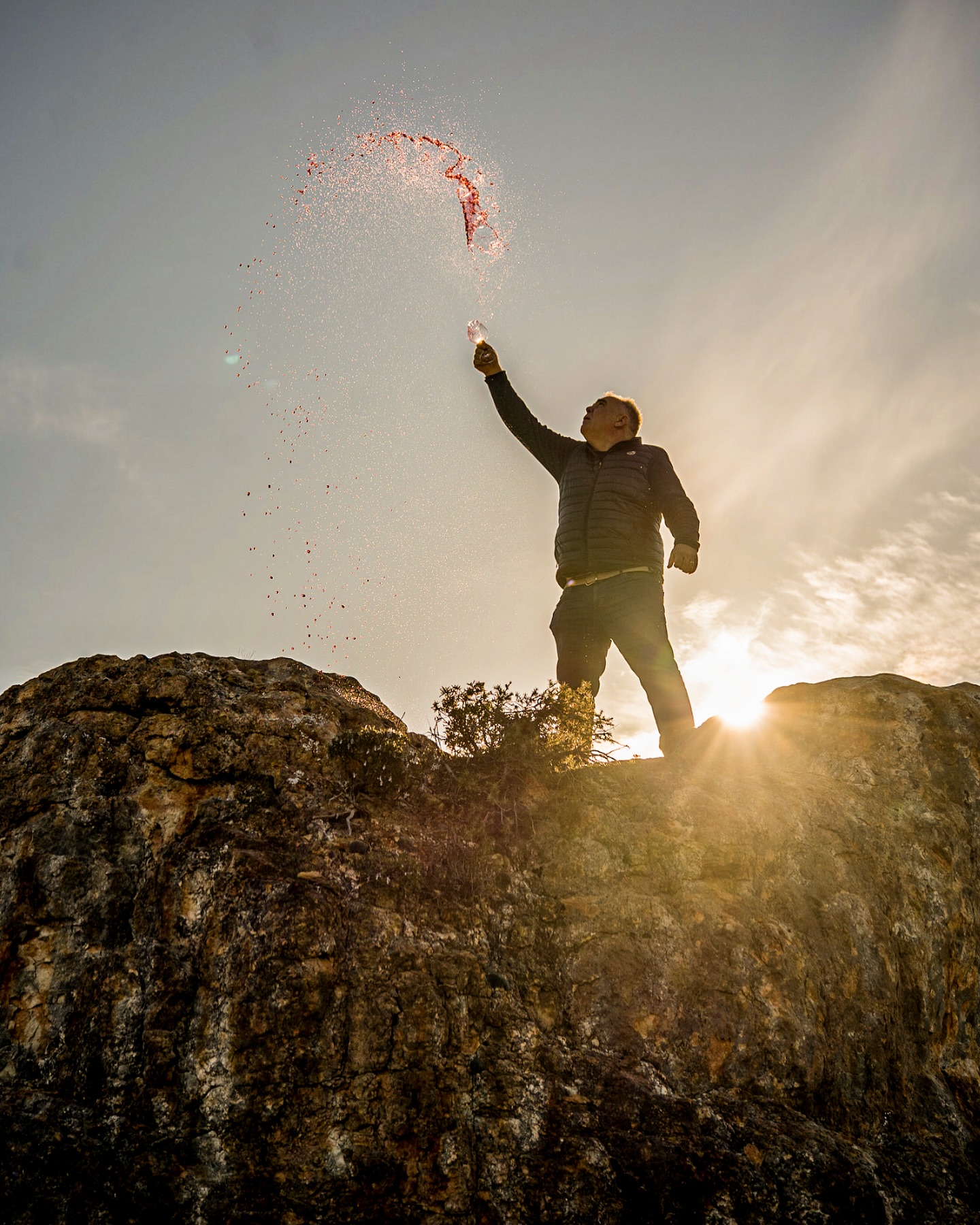 Parce que certaines émotions ne tiennent pas en bouteille.🍷✨
Découvrez l’élégance du vin… entre terre et ciel !
📸 @les_insenses / @vinspaysdocigp
#domainedecastelnau #vinrougefrançais #artduvin #momentsuspendus #winelovers