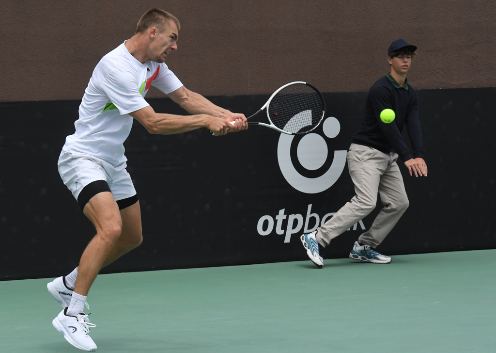 Anunț important – Ședință deschisă pentru arbitri de linie
Vă invităm să participați la o ședință deschisă (Open Discussion) organizată mâine, 31 mai 2025, la ora 17:30, dedicată arbitrilor de linie și persoanelor interesate să încerce acest rol în cadrul competițiilor de tenis.
Evenimentul este deschis tuturor celor interesați, începând cu vârsta de 12 ani.
Întâlnirea este organizată de Federația Națională de Tenis din Moldova, în colaborare cu supervizorii ATP care activează în cadrul turneului ATP Challenger Moldova Open.
Participanții vor avea ocazia să afle informații utile, să adreseze întrebări și să înțeleagă mai bine rolul unui arbitru de linie în competițiile oficiale.
📍 Locație: Players Lounge, Clubul de Tenis Arena Chișinău, strada Calea Orheiului 130.
Vă așteptăm cu drag!