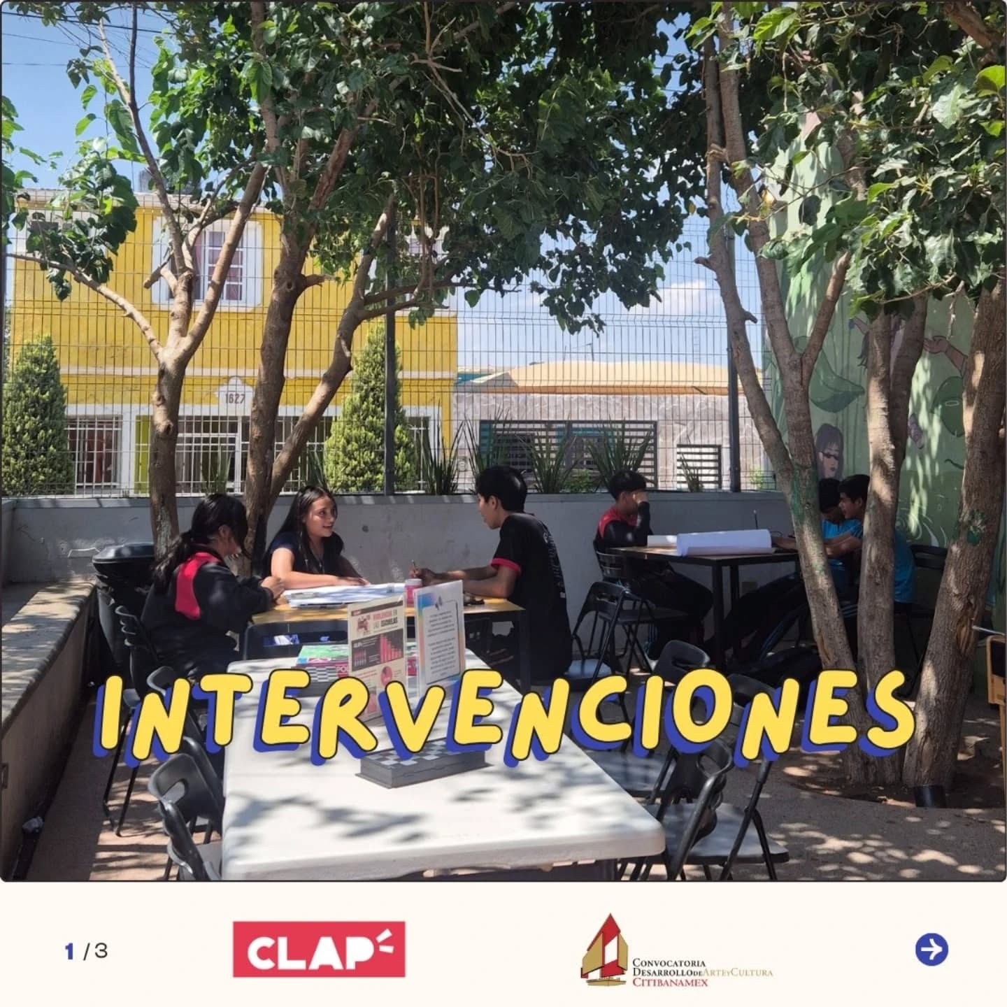 Este mes hicimos dos intervenciones muy pedidas por la comunidad.
La terraza cerrada ahora es un espacio más seguro para quienes la usan durante el día, y también se mantiene más limpia y cuidada cuando Clap está cerrado. Cuando crezcan las plantas que la rodean, va a tener sombra natural y será aún mejor para disfrutarla y protegerse del sol intenso de Chihuahua.
A la cancha de vóley le pusimos nuevos postes firmes y funcionales, que no solo sostienen bien la red, sino que también van a servir para otros juegos. ¡Pronto esos postes tendrán una intervención artística hecha por los chicos!
Pequeños cambios que hacen una gran diferencia cuando se piensa en comunidad.
Agradecemos al Programa de Desarrollo de Arte y Cultura Banamex por apoyar esta iniciativa.
#BanamexCS #Banamex
#clapearte