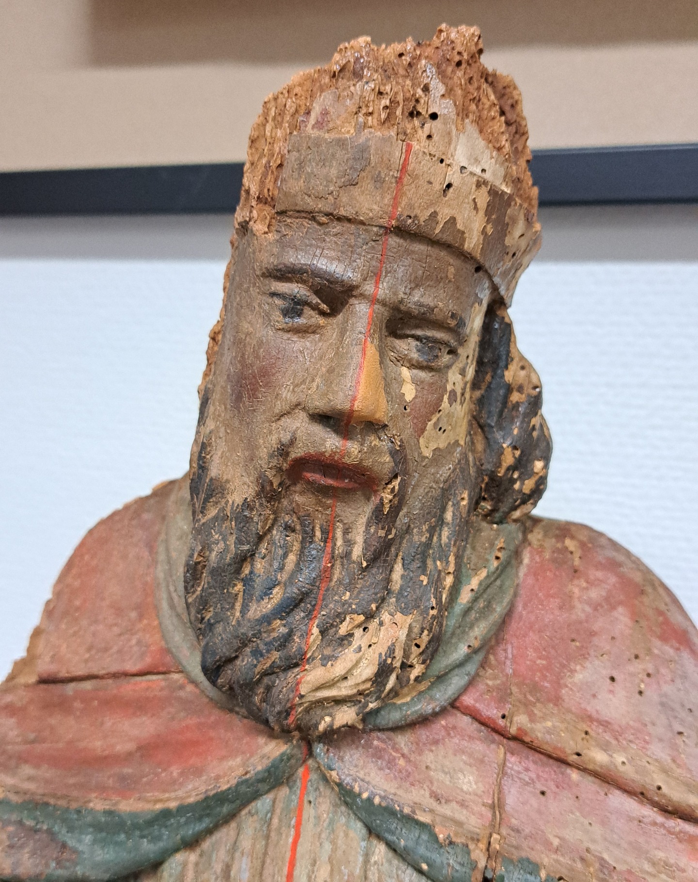Toen dit door houtworm aangetaste beeld van de heilige Balthasar(?) mijn atelier binnenkwam, kon ik niet wachten om aan het werk te gaan. Vooral bij zwaar beschadigde objecten is het restauratieproces bijzonder boeiend — en roept het altijd weer die ene vraag op: waar en wanneer stop je met restaureren?
Want schade kan ook iets fascinerends hebben. Ze vertelt een verhaal, draagt lagen van tijd en gebruik in zich. In dit geval heb ik ervoor gekozen om alleen de linkerhelft volledig te restaureren, zodat het beeld als demonstratieobject kan dienen. Op die manier kan ik klanten de restauratieprocessen duidelijk en tastbaar uitleggen.
#restauratie #kunstrestauratie #houtsculptuur #heiligenbeeld #atelierleven #conservering #verhaalindestof