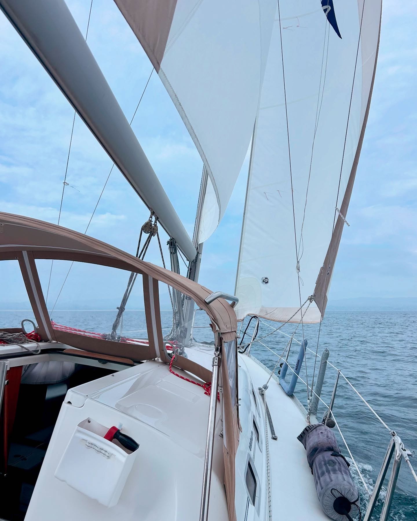 Sailing adventures aboard @captaincrunchsailingco with @aventurasailing ⛵️