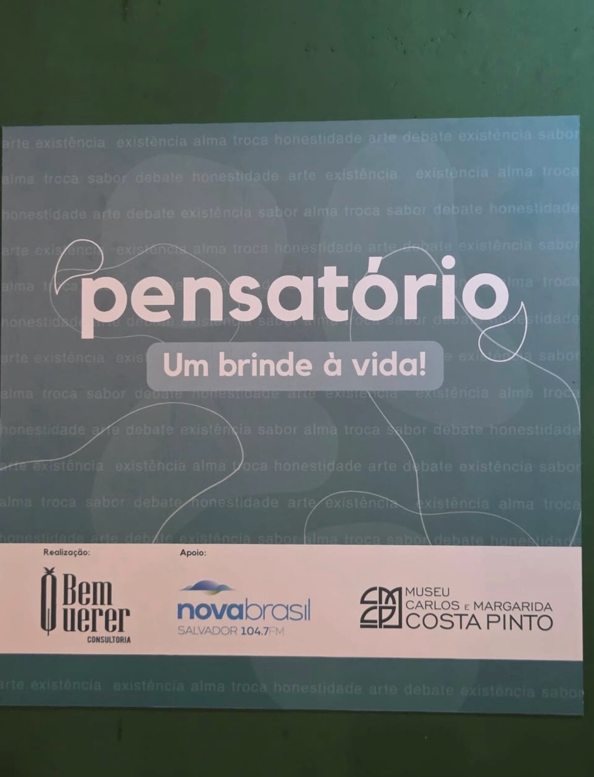 Pensatório: um happy hour com conteúdo. O evento organizado pela Bem Querer Consultoria reuniu amigos, parceiros e clientes no belo espaço do Museu Carlos e Margarida Costa Pinto, em um momento de descontração, brinde ao conhecimento e das relações. Na pauta o tema Felicidade, discorrido lindamente por Carlos Linhares e Mônica Veras. Nesse encontro a luxuosa participação de Alexandre Leão e Claudia Cunha no acústico inédito “Para Nana, com carinho”. Uma noite inesquecível, aguçando os sentidos. Uma experiência enriquecedora fortalecendo relações e interações. O Pensatório está lançado. O formato pode ser uma ação diferenciada para sua empresa, para seus clientes, parceiros ou colaboradores. Para mais informações contate-nos pelo (71) 9 9956-1527.