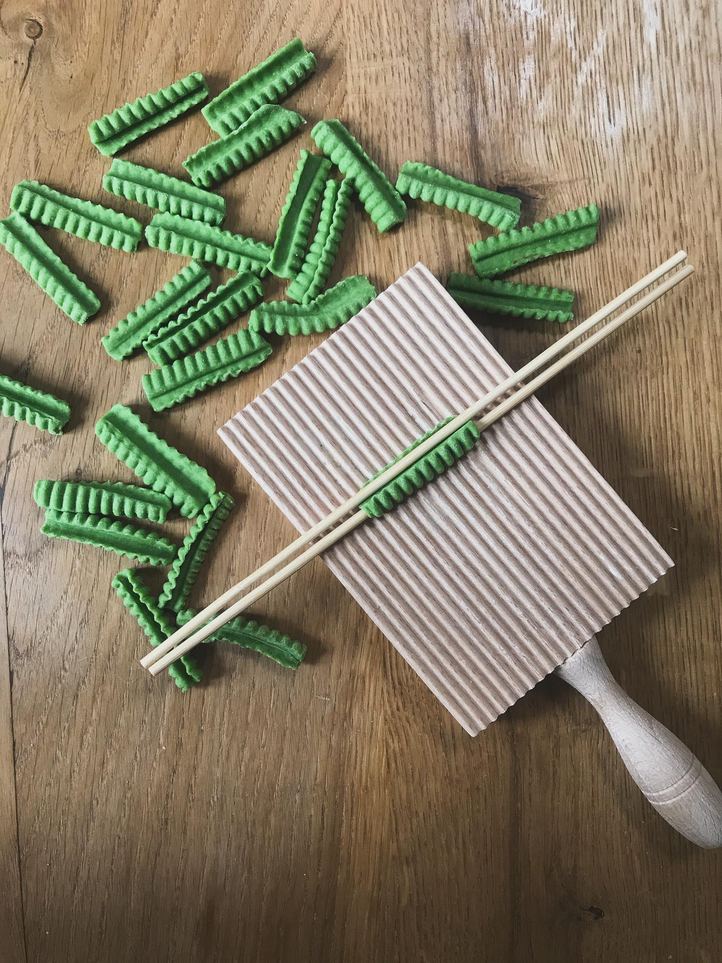 Caserecce is a pasta shape that is usually expressed, but with a bit of creativity (and a gnocchi board) you can create it by hand. Anyone want to see the process?
•
•
•
•
•
#freshpasta #pastafresca #homemadepasta #pastalovers #foodie #eattheworld #foodforthesoul #goodmoodfood #pastalover #feedfeed #italiancooking #onmytable #girlswithgluten #chosepasta #foryoupage #explore #workshop #pastatools #italiantools #brasspastatools #madeinitaly #caserecce #gnocchiboard